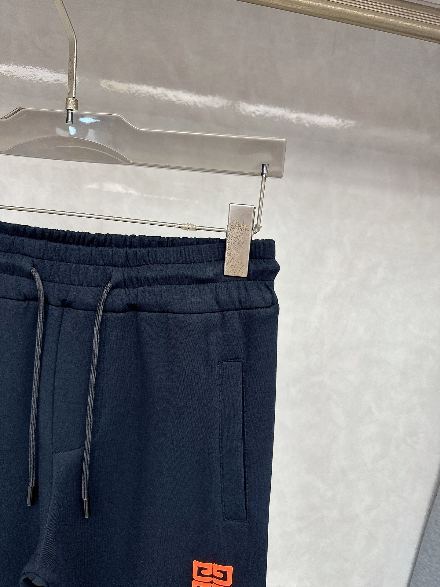  纪梵希、2025秋冬新品男士抽绳休闲运动，全新发布新款定制，细节一丝不苟，打造出了常青树的百看不腻以及