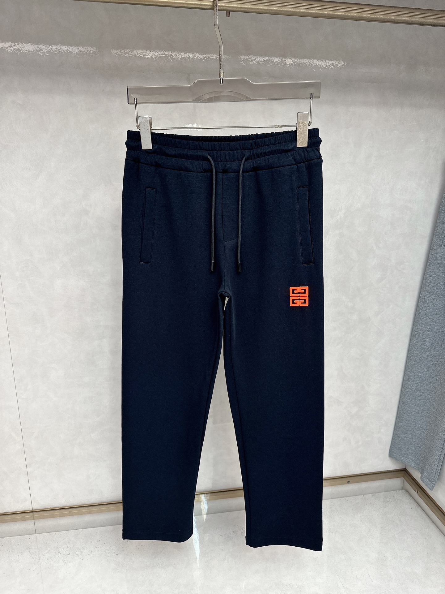  纪梵希、2025秋冬新品男士抽绳休闲运动，全新发布新款定制，细节一丝不苟，打造出了常青树的百看不腻以及