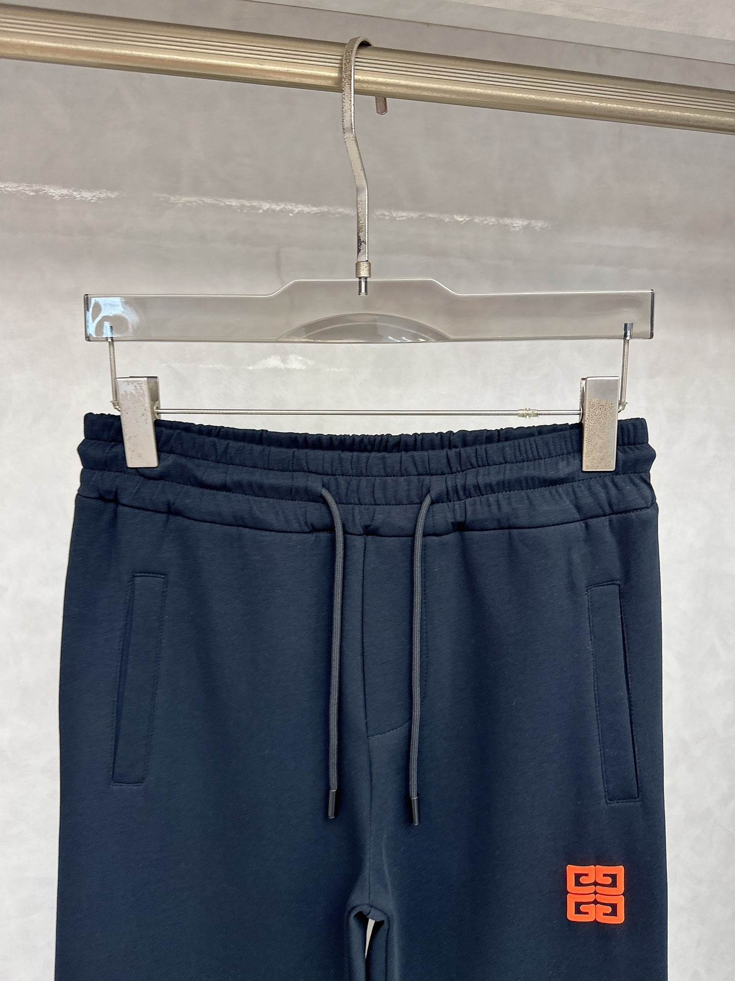  纪梵希、2025秋冬新品男士抽绳休闲运动，全新发布新款定制，细节一丝不苟，打造出了常青树的百看不腻以及