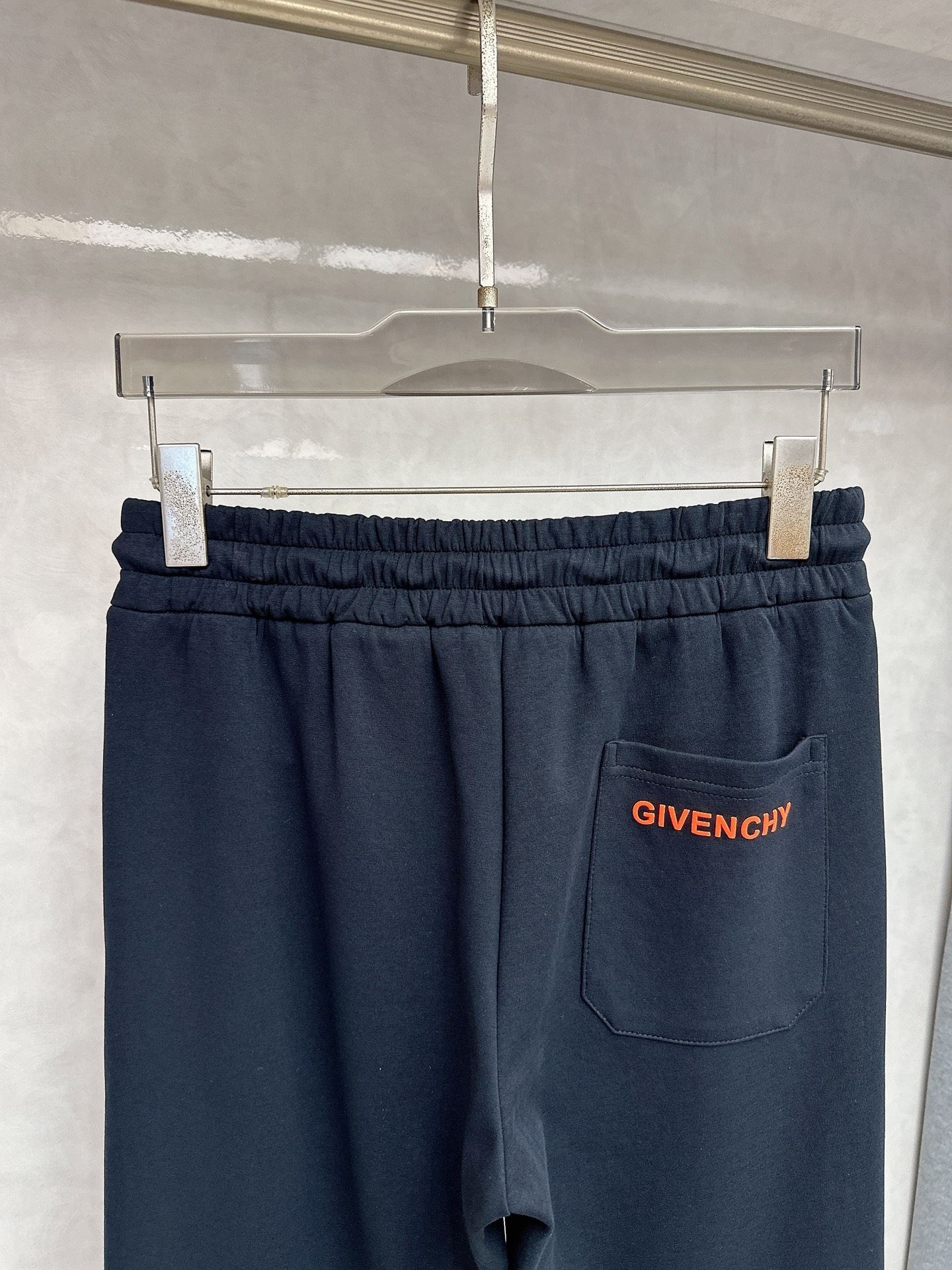  纪梵希、2025秋冬新品男士抽绳休闲运动，全新发布新款定制，细节一丝不苟，打造出了常青树的百看不腻以及