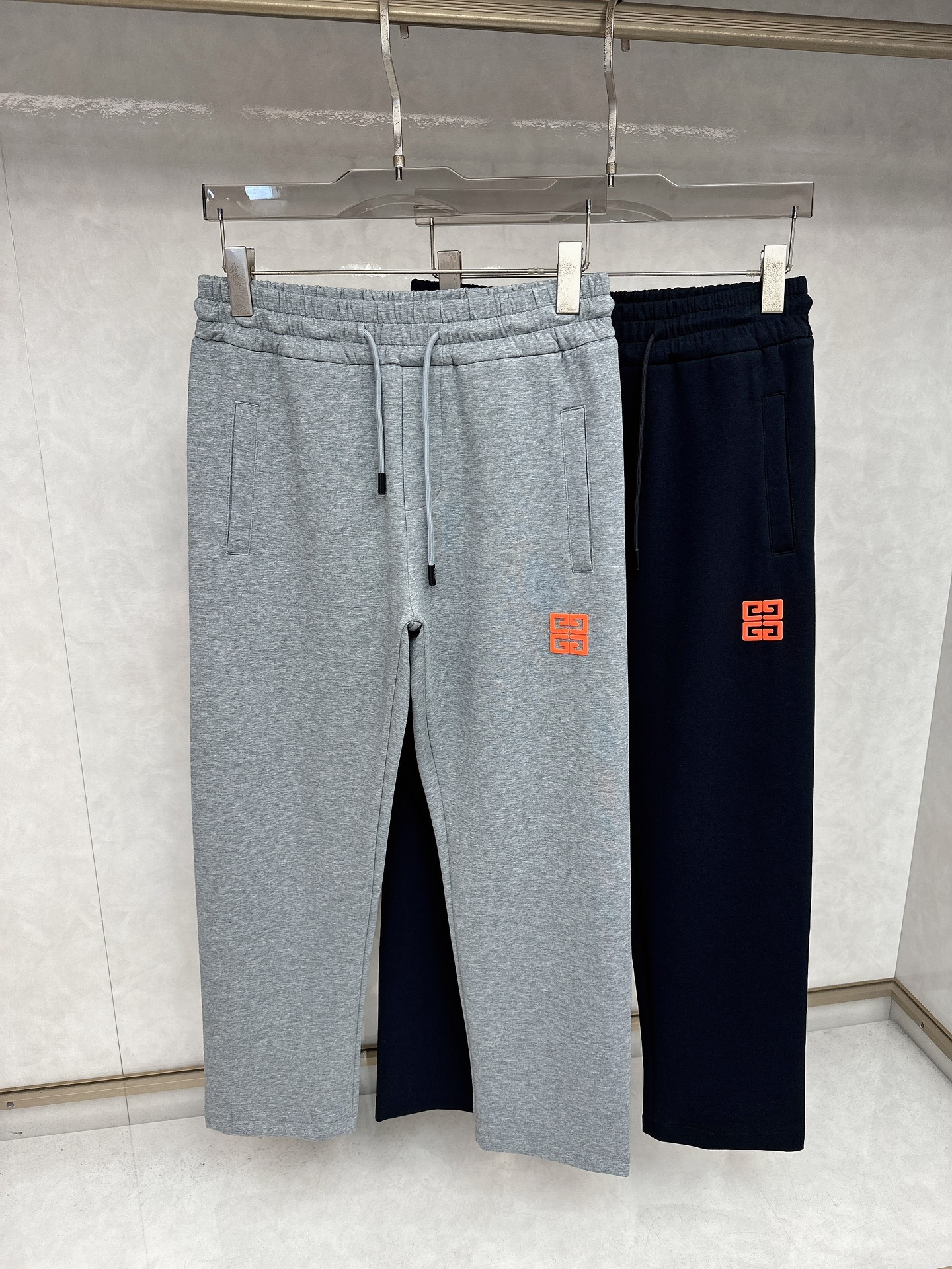 NO:514231,Givenchy and the new men's drawstring leisure sports for autumn and winter, a new customization was released, with meticulous details, creating the evergreen tree's evergreen without getting greasy and comfortable and versatile. Casuality is one of the fashionable items that men can wear anytime and anywhere. The simple design is combined with high-end fabrics, fine node embellishments, and three-dimensional tailoring, so that you can avoid being too mature and steady, but more self-indulgent and personality. The imported long velvet cotton fabric is customized, and the sag behind the upper body is also very good. The three-dimensional tailoring is straight and the upper body is produced by the original manufacturer, and the perfect quality is shipped!  M-3XL, given,alexander wang19860909纪梵希、秋冬新品男士抽绳休闲运动,全新发布新款定制,细节一丝不苟,打造出了常青树的百看不腻以及舒适百搭.休闲作为随时随地男人都能穿搭的时尚单品之一,简洁的设计配合高档面料,细节点缀,立体剪裁,让你避免太过于成熟稳重,而是多了几分自我和个性.进口长绒精棉面料定制打造,上身后垂度也非常好,立体剪裁上身挺拔,原厂原单出品,完美品相出货！M-3XL,,givenchy,alexander wang,Men's clothing