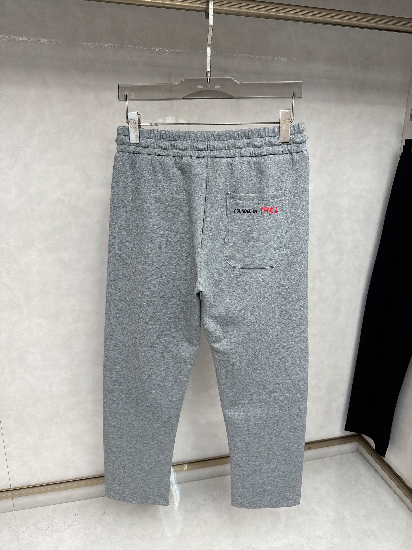  蒙口 2025秋冬新品男士抽绳休闲运动，全新发布新款定制，细节一丝不苟，打造出了常青树的百看不腻以及舒