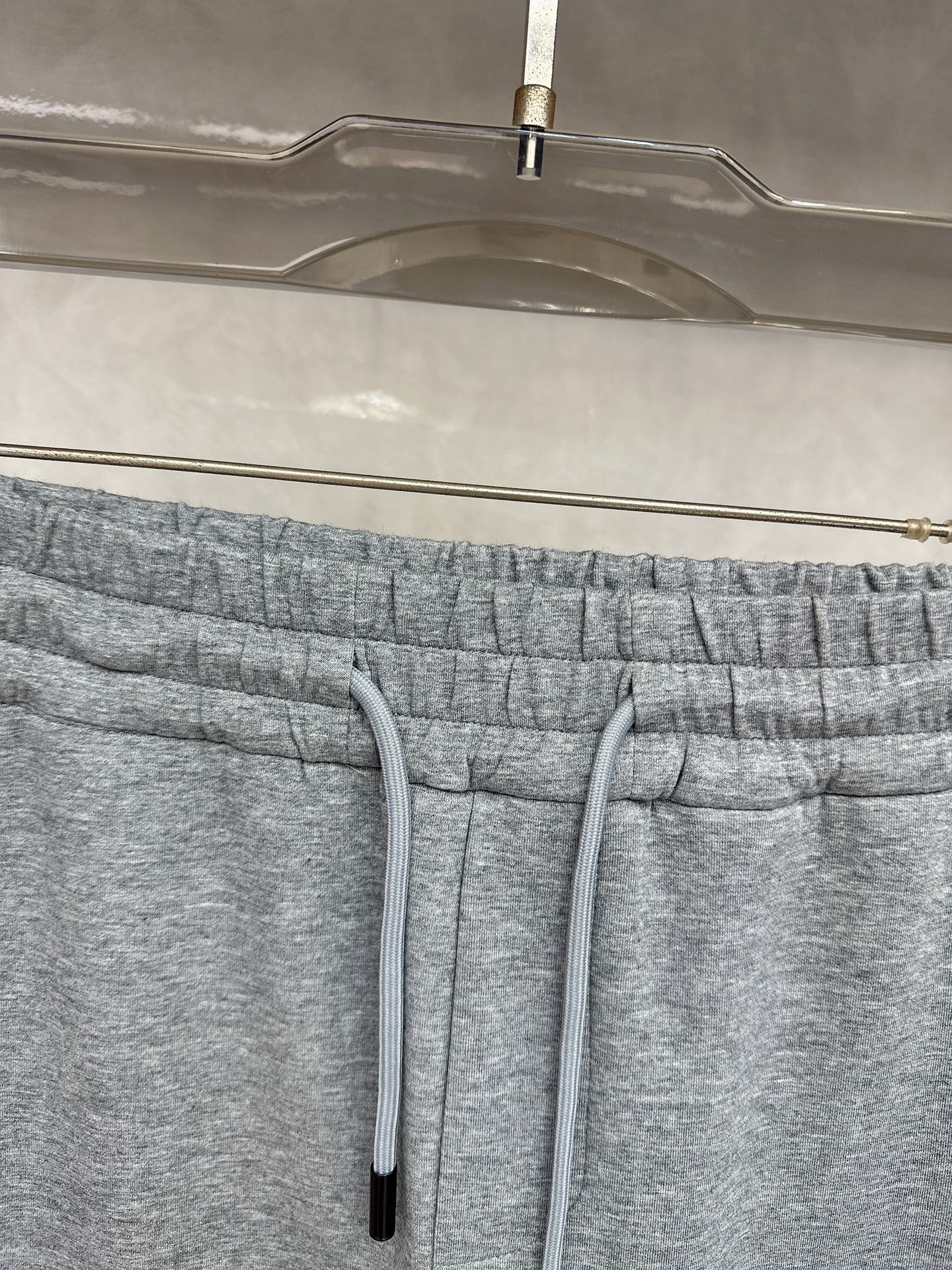  蒙口 2025秋冬新品男士抽绳休闲运动，全新发布新款定制，细节一丝不苟，打造出了常青树的百看不腻以及舒