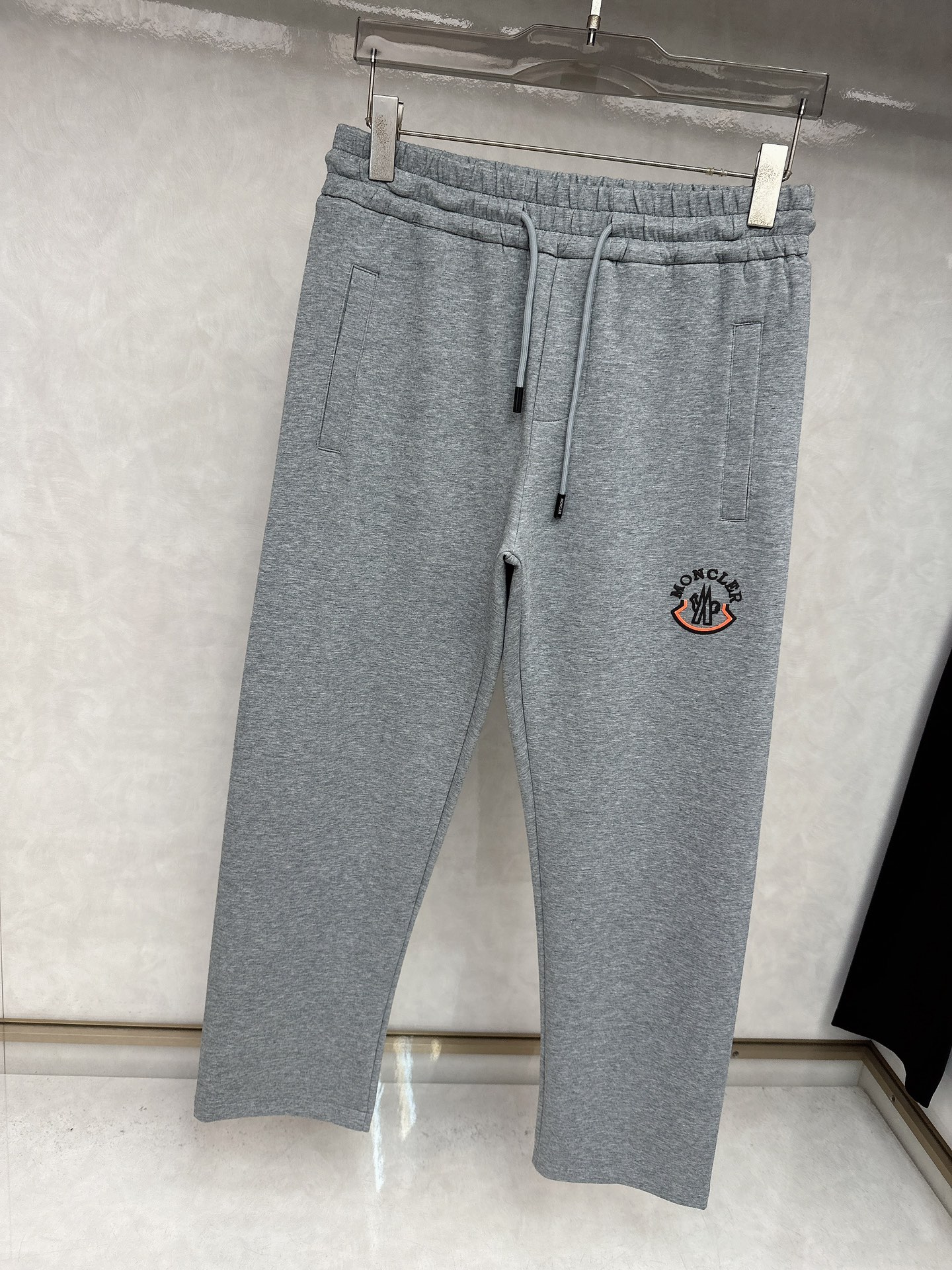  蒙口 2025秋冬新品男士抽绳休闲运动，全新发布新款定制，细节一丝不苟，打造出了常青树的百看不腻以及舒