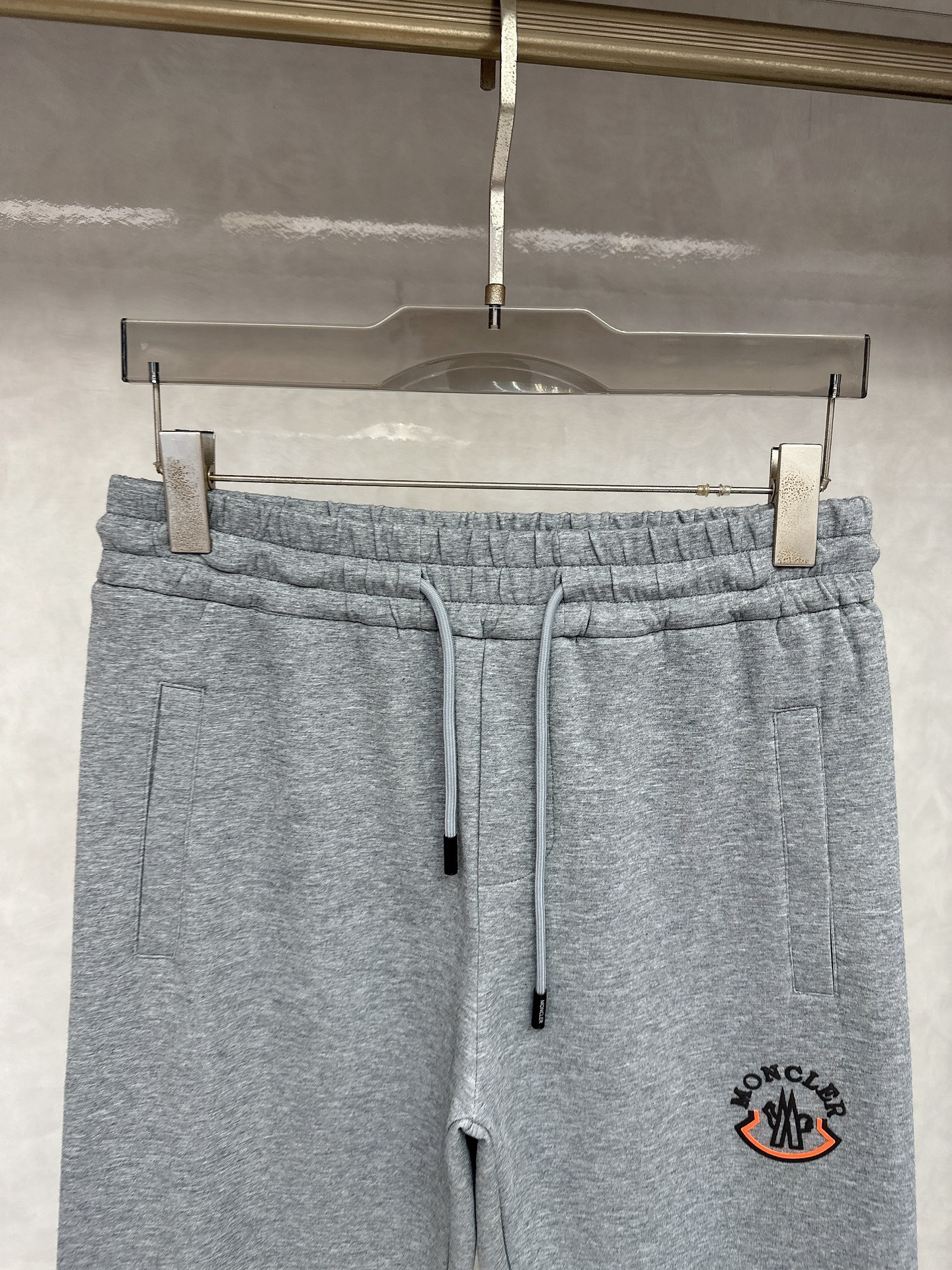  蒙口 2025秋冬新品男士抽绳休闲运动，全新发布新款定制，细节一丝不苟，打造出了常青树的百看不腻以及舒