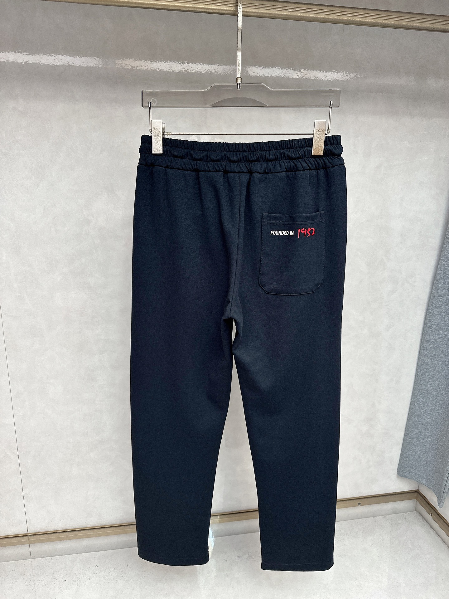  蒙口 2025秋冬新品男士抽绳休闲运动，全新发布新款定制，细节一丝不苟，打造出了常青树的百看不腻以及舒