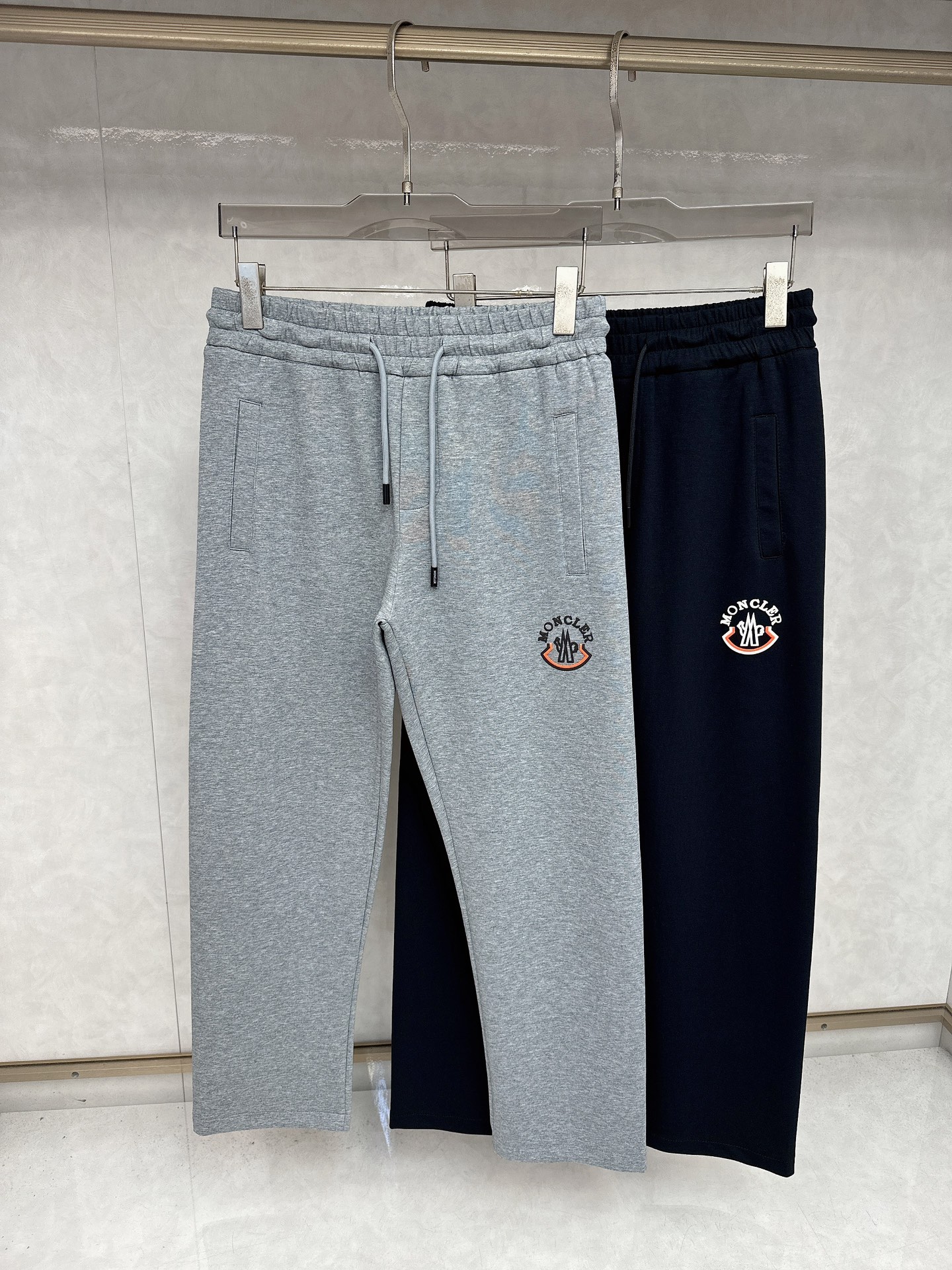 NO:514214,The new autumn and winter products for men's drawstrings are released. The details are meticulous, creating the evergreen tree's evergreen without getting greasy and comfortable and versatile. Casuality is one of the fashionable items that men can wear anytime and anywhere. The simple design is combined with high-end fabrics, fine node embellishments, and three-dimensional tailoring, so that you can avoid being too mature and steady, but more self-indulgent and personality. The imported long velvet cotton fabric is customized, and the sag behind the upper body is also very good. The three-dimensional tailoring is straight and the upper body is produced by the original manufacturer, and the perfect quality is shipped!  M-3XL, Moncler, alexander wang19860909蒙口 秋冬新品男士抽绳休闲运动,全新发布新款定制,细节一丝不苟,打造出了常青树的百看不腻以及舒适百搭.休闲作为随时随地男人都能穿搭的时尚单品之一,简洁的设计配合高档面料,细节点缀,立体剪裁,让你避免太过于成熟稳重,而是多了几分自我和个性.进口长绒精棉面料定制打造,上身后垂度也非常好,立体剪裁上身挺拔,原厂原单出品,完美品相出货！M-3XL,,Moncler,alexander wang,Men's clothing