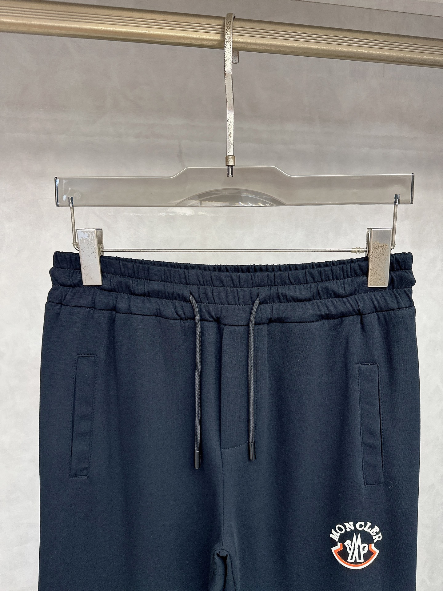  蒙口 2025秋冬新品男士抽绳休闲运动，全新发布新款定制，细节一丝不苟，打造出了常青树的百看不腻以及舒