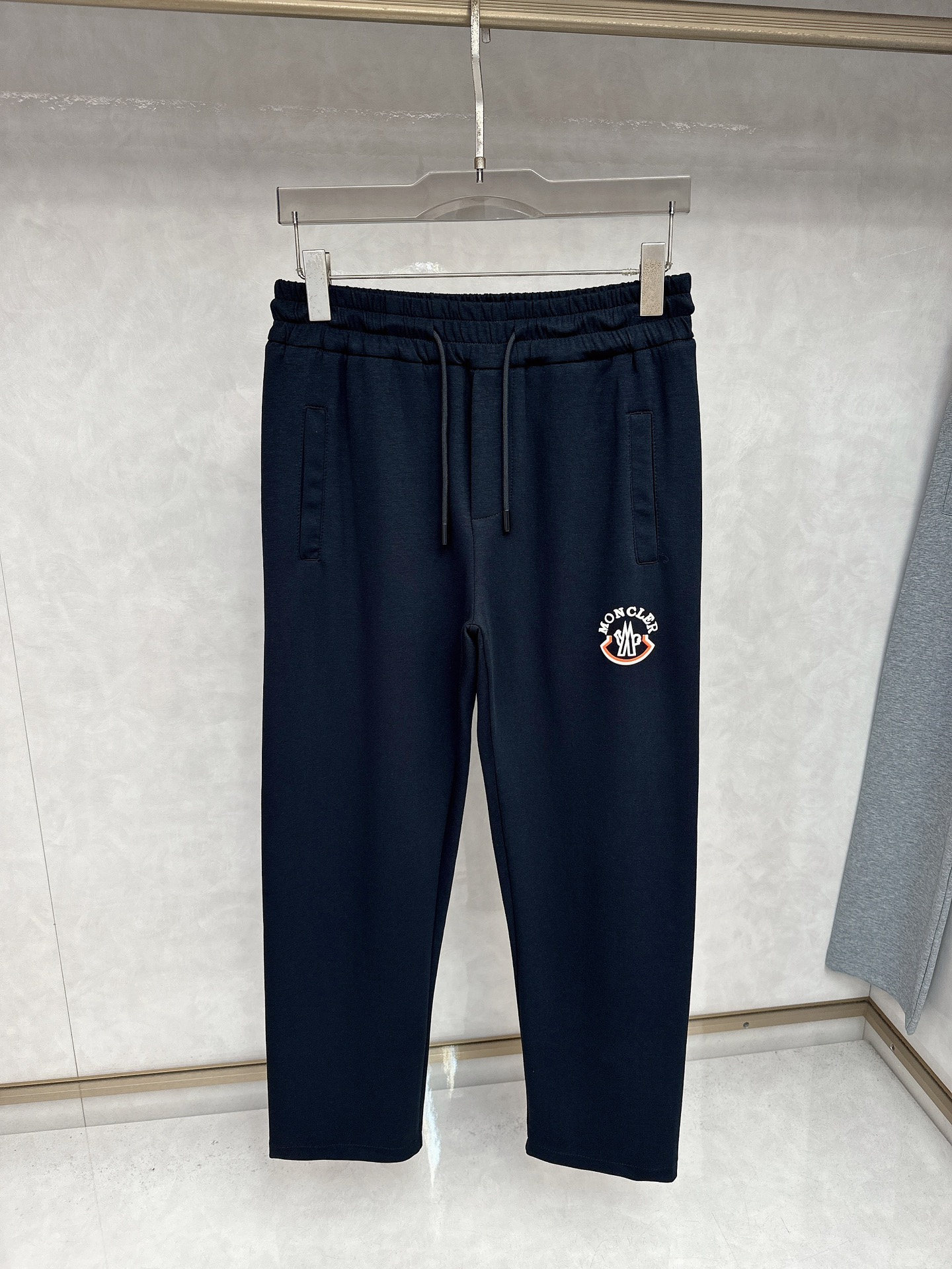  蒙口 2025秋冬新品男士抽绳休闲运动，全新发布新款定制，细节一丝不苟，打造出了常青树的百看不腻以及舒