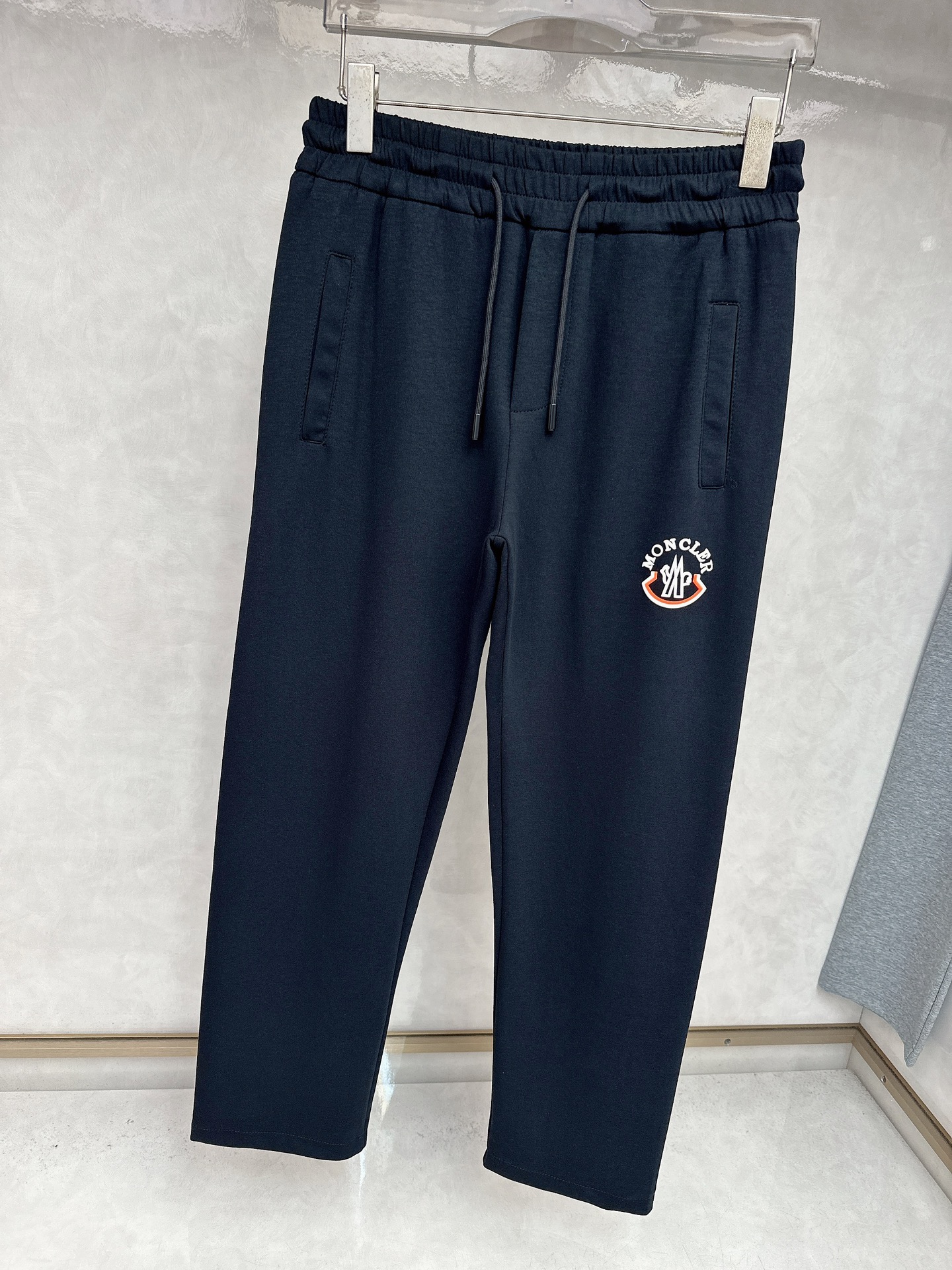  蒙口 2025秋冬新品男士抽绳休闲运动，全新发布新款定制，细节一丝不苟，打造出了常青树的百看不腻以及舒