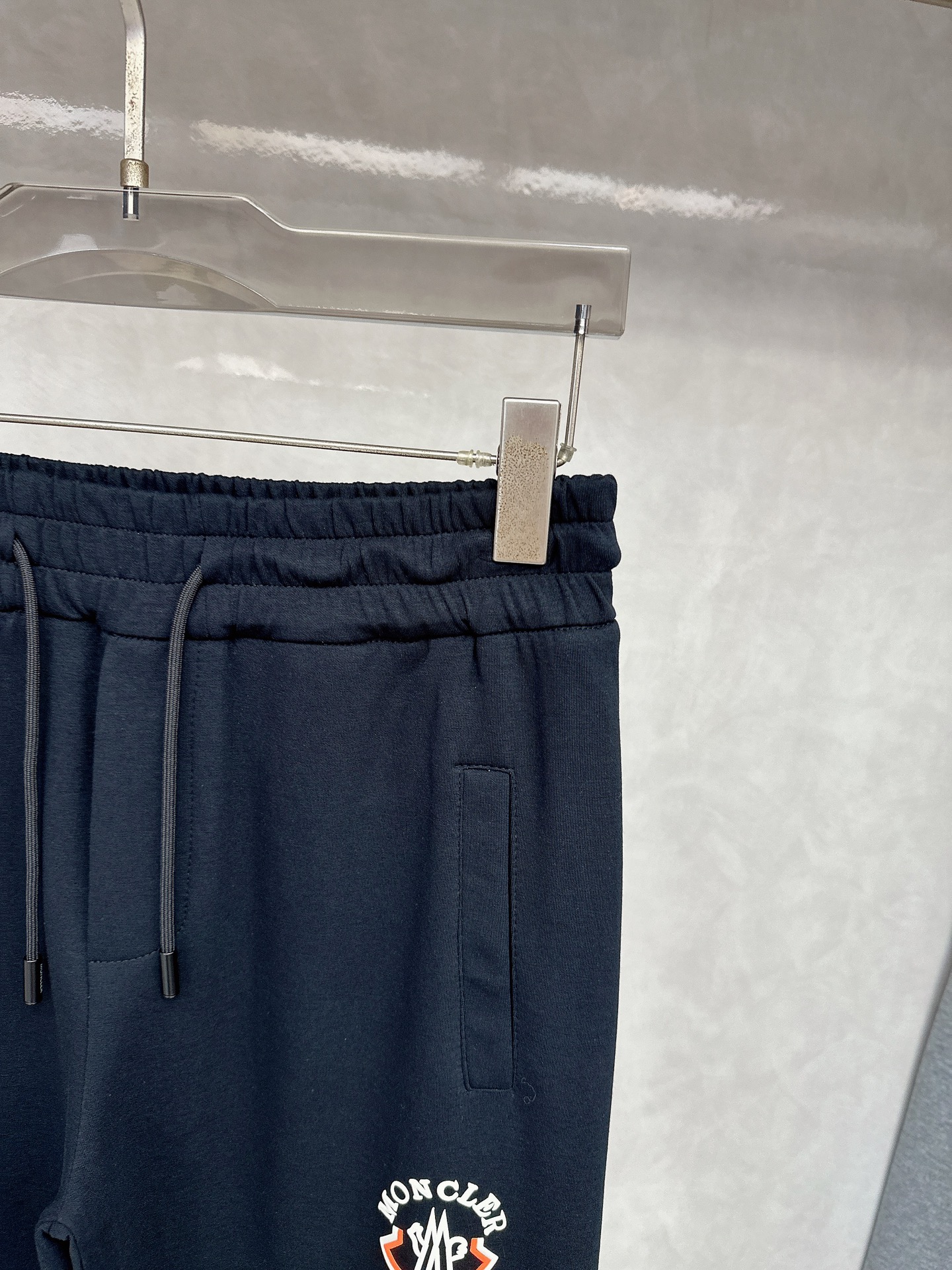  蒙口 2025秋冬新品男士抽绳休闲运动，全新发布新款定制，细节一丝不苟，打造出了常青树的百看不腻以及舒