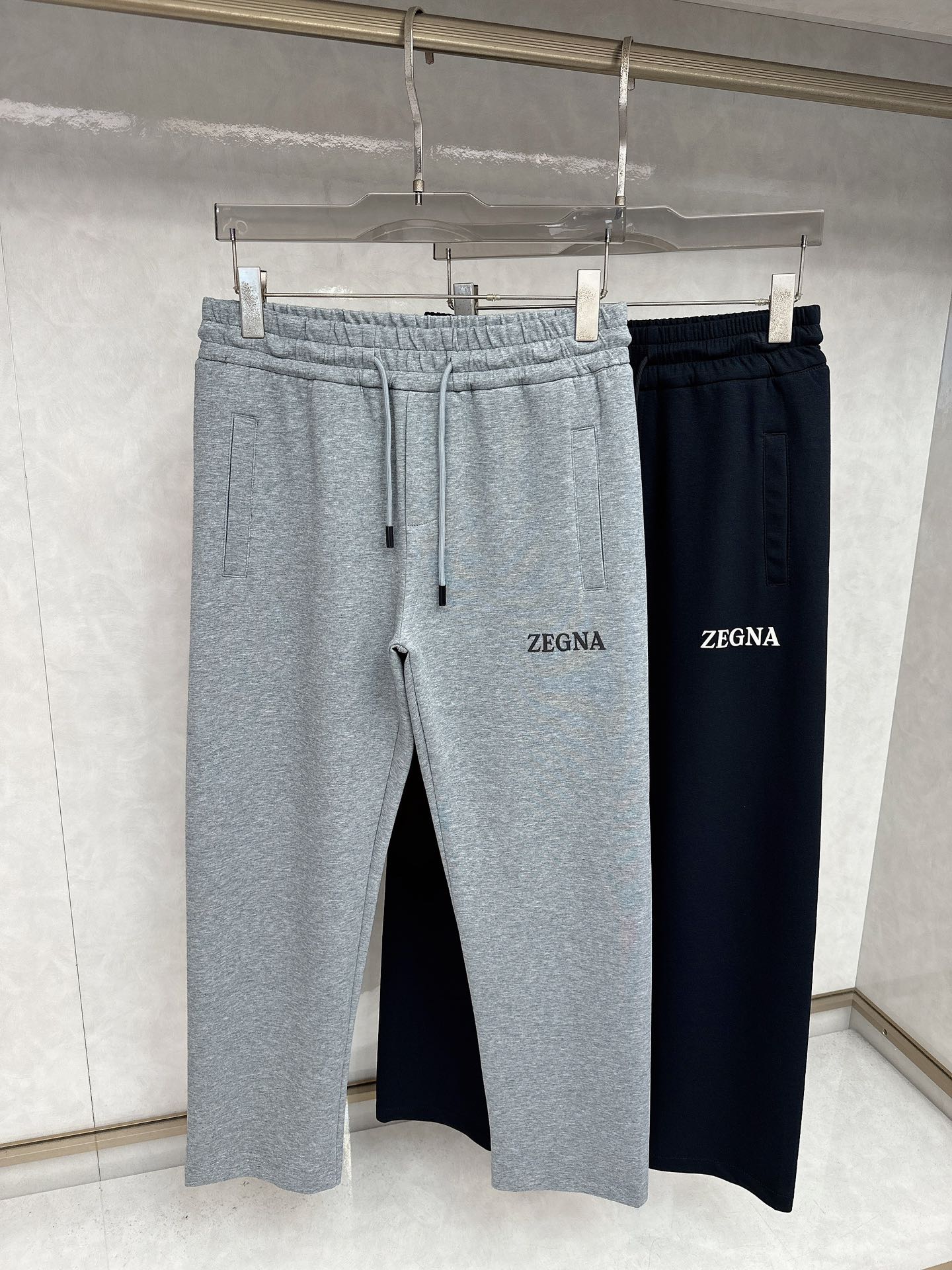 NO:514216,Zenia's new autumn and winter products for men's drawstring leisure sports, a new customization is released, with meticulous details, creating the evergreen tree's unhappy and comfortable and versatile. As one of the fashionable items that men can wear anytime and anywhere, the simple design is combined with high-end fabrics, fine node embellishments, and three-dimensional tailoring, so that you can avoid being too mature and steady, but more self-indulgent and personality. The imported long velvet cotton fabric is customized, and the sag behind the upper body is also very good. The three-dimensional tailoring is straight and the upper body is produced by the original manufacturer, and the perfect quality is shipped!  M-3XL, zegna,alexander wang19860909杰尼亚 秋冬新品男士抽绳休闲运动,全新发布新款定制,细节一丝不苟,打造出了常青树的百看不腻以及舒适百搭.休闲作为随时随地男人都能穿搭的时尚单品之一,简洁的设计配合高档面料,细节点缀,立体剪裁,让你避免太过于成熟稳重,而是多了几分自我和个性.进口长绒精棉面料定制打造,上身后垂度也非常好,立体剪裁上身挺拔,原厂原单出品,完美品相出货！M-3XL,,zegna,alexander wang,Men's clothing