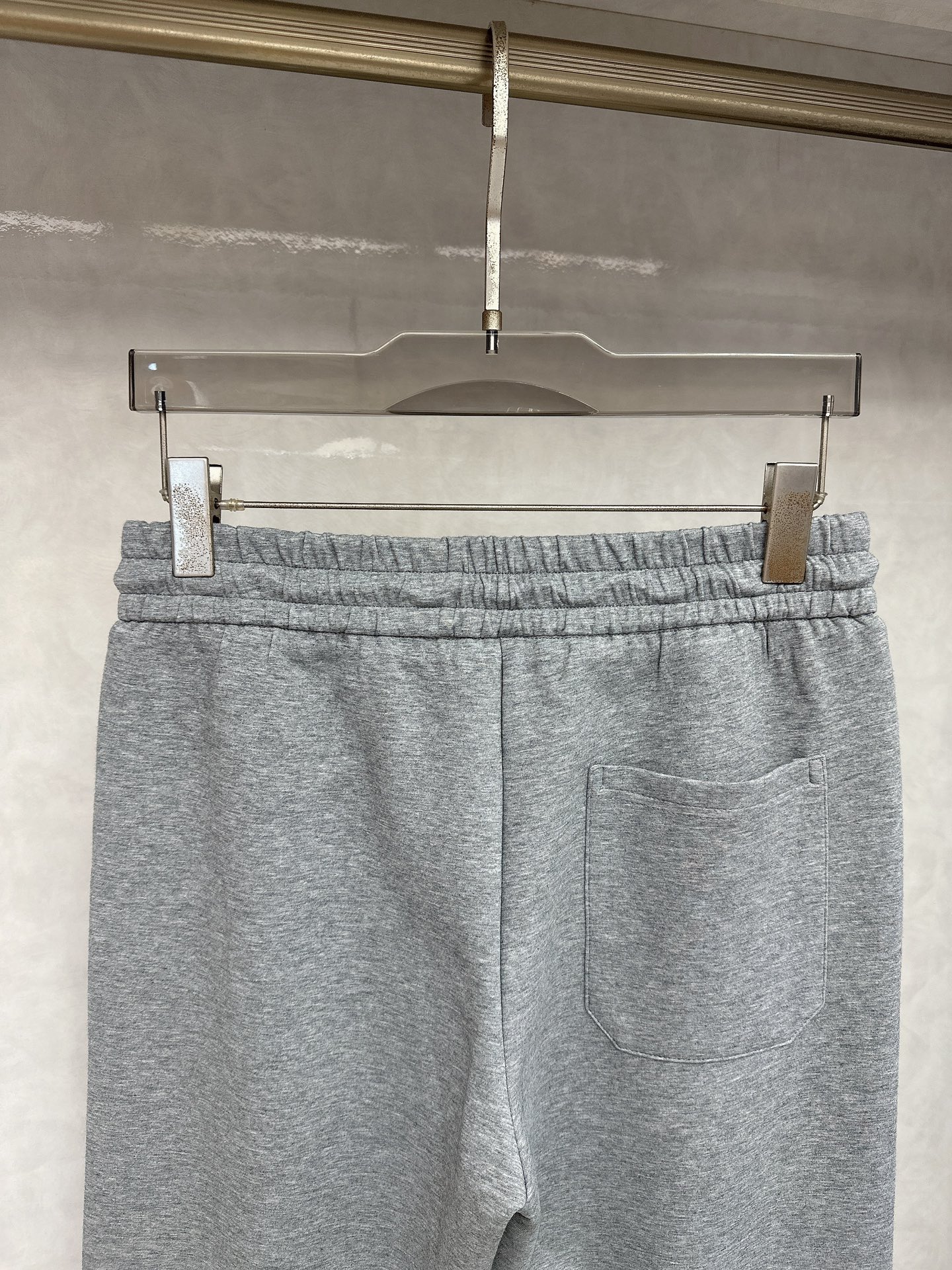  LV 2025秋冬新品男士抽绳休闲运动，全新发布新款定制，细节一丝不苟，打造出了常青树的百看不腻以及舒