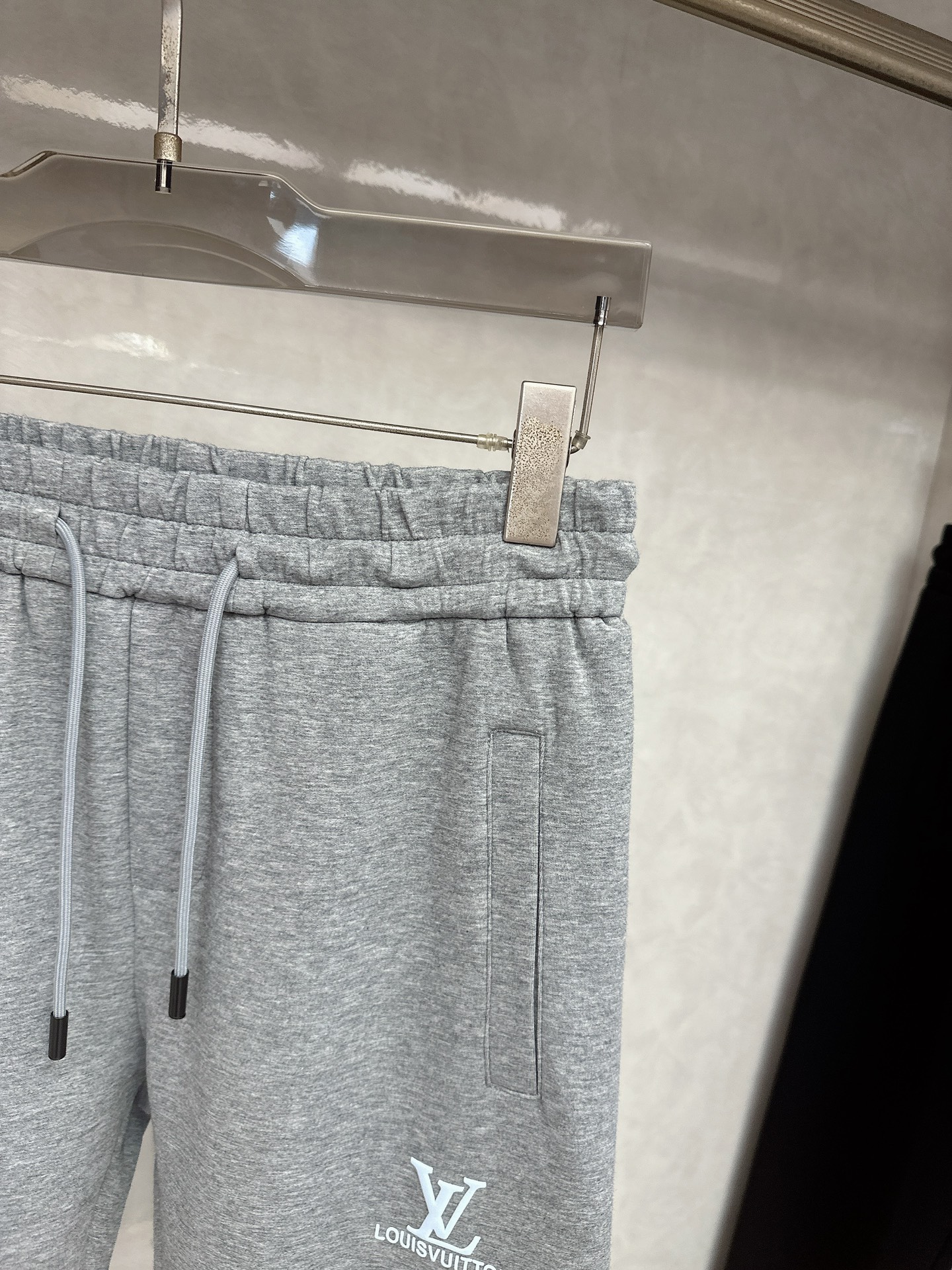  LV 2025秋冬新品男士抽绳休闲运动，全新发布新款定制，细节一丝不苟，打造出了常青树的百看不腻以及舒