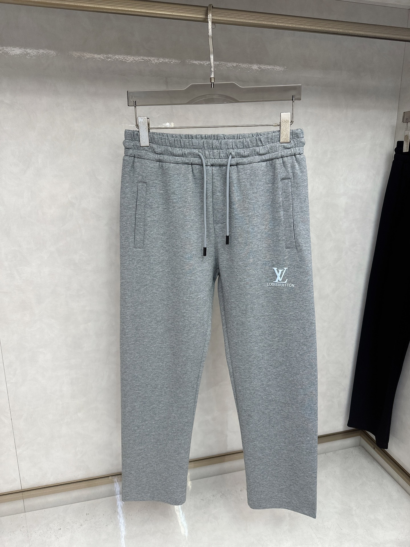  LV 2025秋冬新品男士抽绳休闲运动，全新发布新款定制，细节一丝不苟，打造出了常青树的百看不腻以及舒