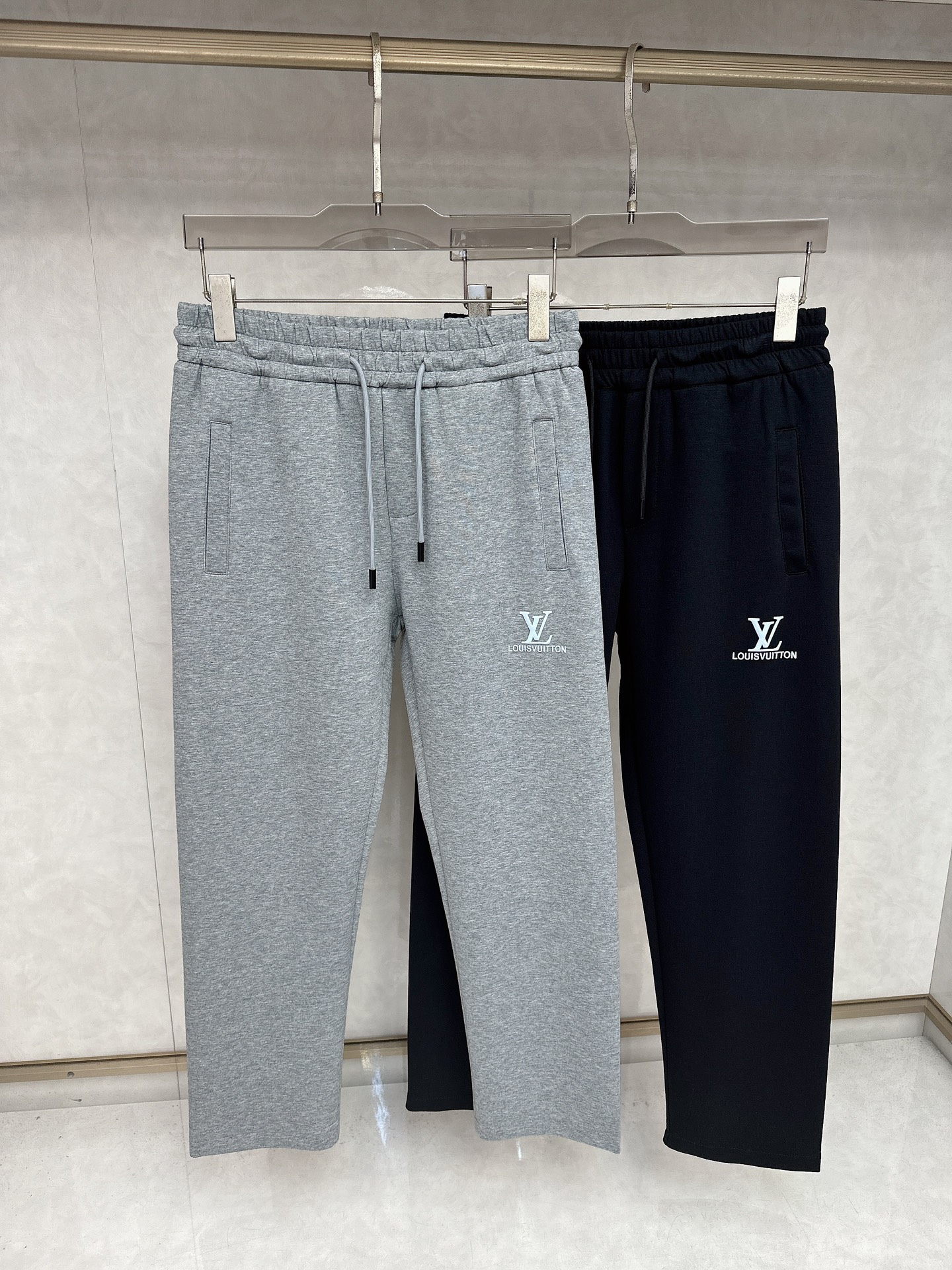 NO:514218,LV new autumn and winter products for men's drawstring leisure sports, a new customization is released, with meticulous details, creating the evergreen tree's evergreen without getting greasy and comfortable and versatile. Casuality is one of the fashionable items that men can wear anytime and anywhere. The simple design is combined with high-end fabrics, fine node embellishments, and three-dimensional tailoring, so that you can avoid being too mature and steady, but more self-indulgent and personality. The imported long velvet cotton fabric is customized, and the sag behind the upper body is also very good. The three-dimensional tailoring is straight and the upper body is produced by the original manufacturer, and the perfect quality is shipped!  M-3XL, louis vuitton,alexander wang19860909LV 秋冬新品男士抽绳休闲运动,全新发布新款定制,细节一丝不苟,打造出了常青树的百看不腻以及舒适百搭.休闲作为随时随地男人都能穿搭的时尚单品之一,简洁的设计配合高档面料,细节点缀,立体剪裁,让你避免太过于成熟稳重,而是多了几分自我和个性.进口长绒精棉面料定制打造,上身后垂度也非常好,立体剪裁上身挺拔,原厂原单出品,完美品相出货！M-3XL,,louis vuitton,alexander wang,Men's clothing