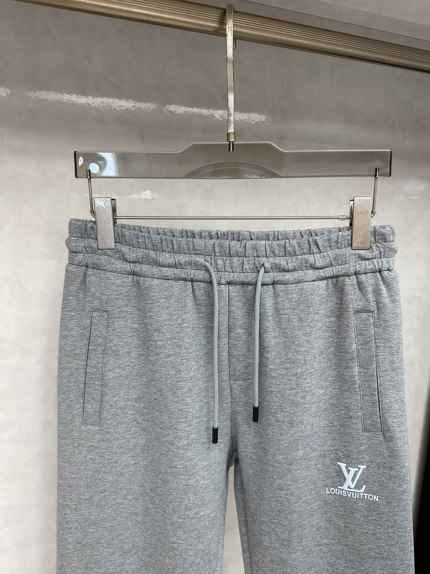  LV 2025秋冬新品男士抽绳休闲运动，全新发布新款定制，细节一丝不苟，打造出了常青树的百看不腻以及舒