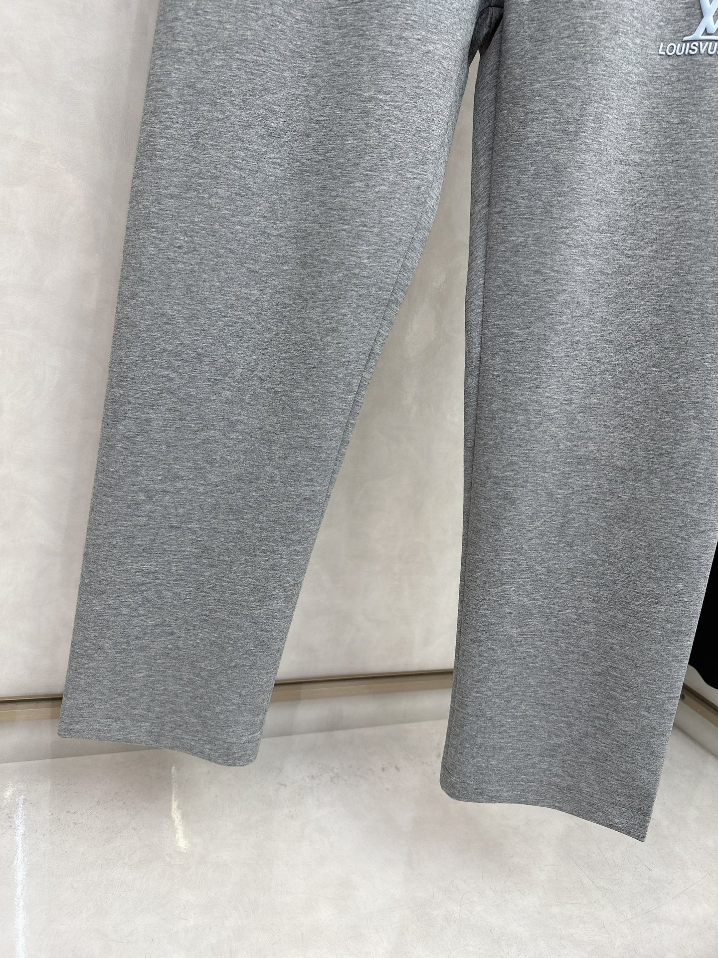  LV 2025秋冬新品男士抽绳休闲运动，全新发布新款定制，细节一丝不苟，打造出了常青树的百看不腻以及舒