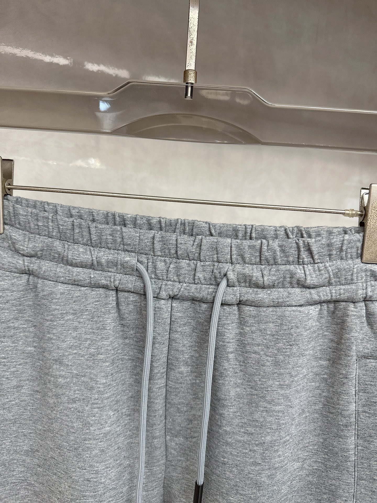  LV 2025秋冬新品男士抽绳休闲运动，全新发布新款定制，细节一丝不苟，打造出了常青树的百看不腻以及舒