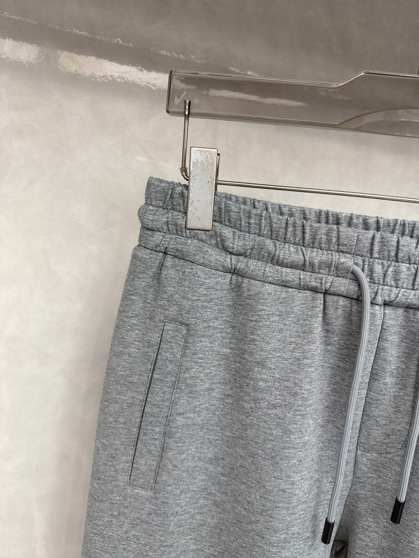  LV 2025秋冬新品男士抽绳休闲运动，全新发布新款定制，细节一丝不苟，打造出了常青树的百看不腻以及舒