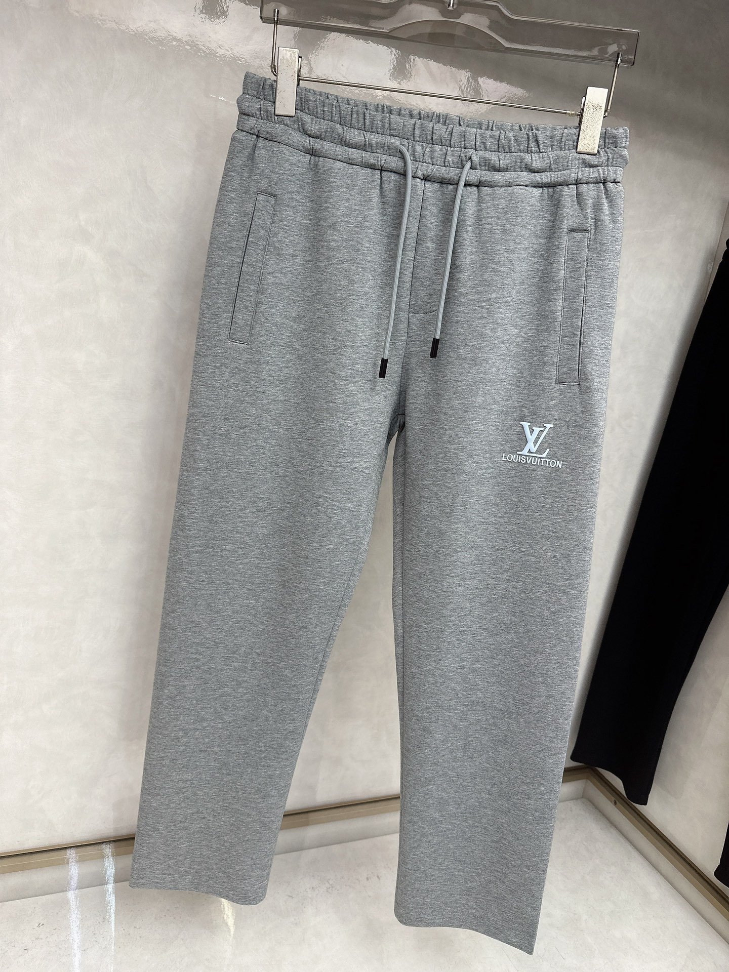  LV 2025秋冬新品男士抽绳休闲运动，全新发布新款定制，细节一丝不苟，打造出了常青树的百看不腻以及舒