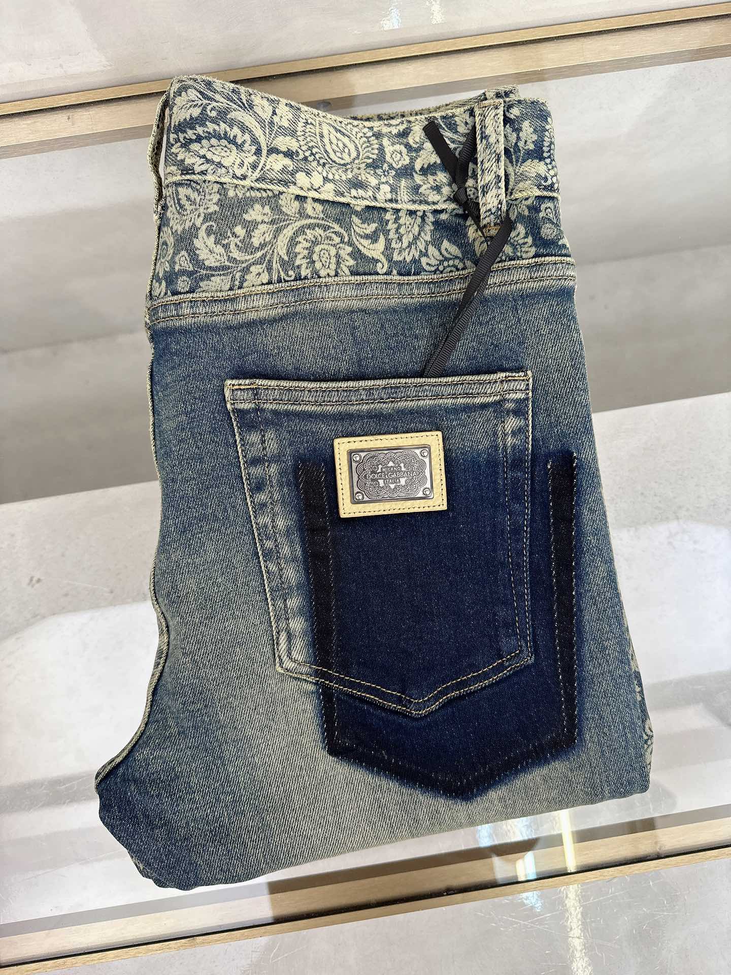 NO:523981,DG 2025 autumn and winter new models are available in stock, original single hot jeans are super customized, original hardware, super heavy industry technology, excellent version, impeccable details!  The style is not picky, it is very high-end, and the good products are not waiting for everyone. If you like it, hurry up and start, size 28-38, jeans, alexander wang19860909DG 2025秋冬新款现货上市,原单爆款牛仔裤超级定制款,原版五金,超级重工工艺,版型超赞细节做工无可挑剔！款式不挑人,特别高档,好货不等人,看中赶紧下手,尺码28-38,,jeans,alexander wang,Men's clothing