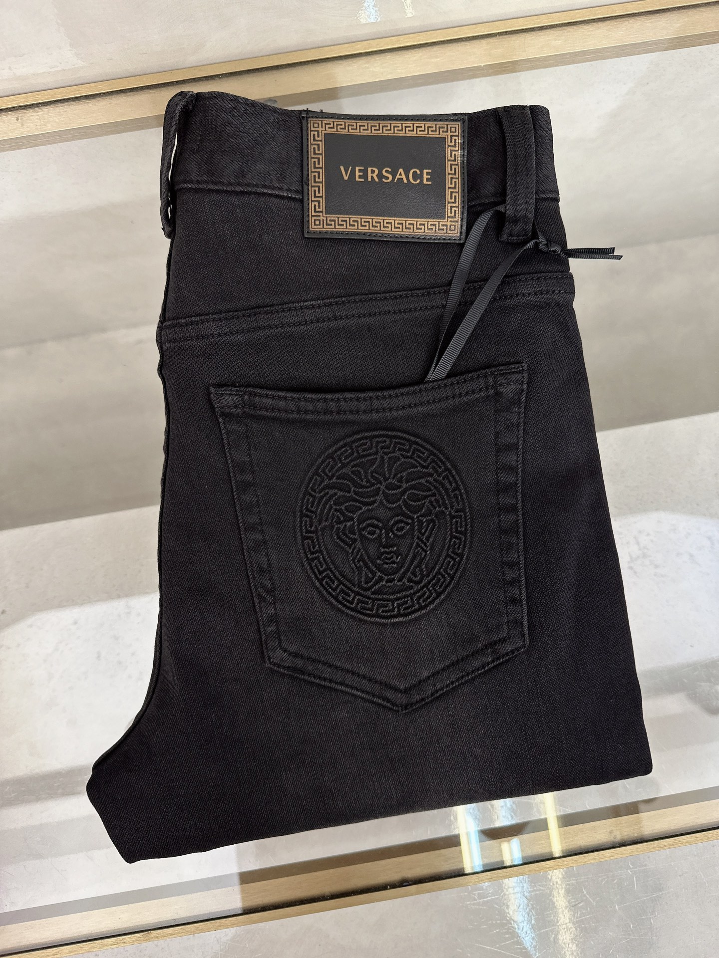 NO:523958,Versace 2025 autumn and winter new models are available in stock, original single hot jeans are super customized, original hardware, super heavy industry technology, excellent version, impeccable details!  The style is not picky, it is very high-end, and the good products are not waiting for everyone. Take a look at it and start quickly. Size 28-38, versace, jeans, alexander wang19860909范思哲 2025秋冬新款现货上市,原单爆款牛仔裤超级定制款,原版五金,超级重工工艺,版型超赞细节做工无可挑剔！款式不挑人,特别高档,好货不等人,看中赶紧下手,尺码28-38,,versace,jeans,alexander wang,Men's clothing