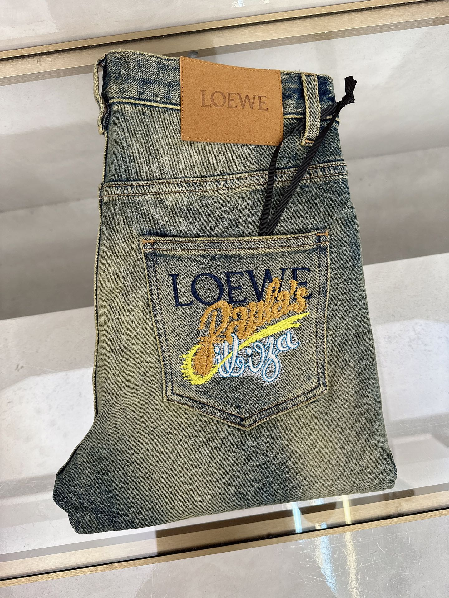 NO:523961,Luo Yiwei's new autumn and winter 2025 is available in stock, with original single hot jeans super customized style, original hardware, super heavy industry technology, excellent version, impeccable details!  The style is not picky, it is very high-end, and the good products are not waiting for everyone. If you like it, hurry up and start, size 28-38, loewe, jeans, alexander wang19860909罗意威 2025秋冬新款现货上市,原单爆款牛仔裤超级定制款,原版五金,超级重工工艺,版型超赞细节做工无可挑剔！款式不挑人,特别高档,好货不等人,看中赶紧下手,尺码28-38,,loewe,jeans,alexander wang,Men's clothing