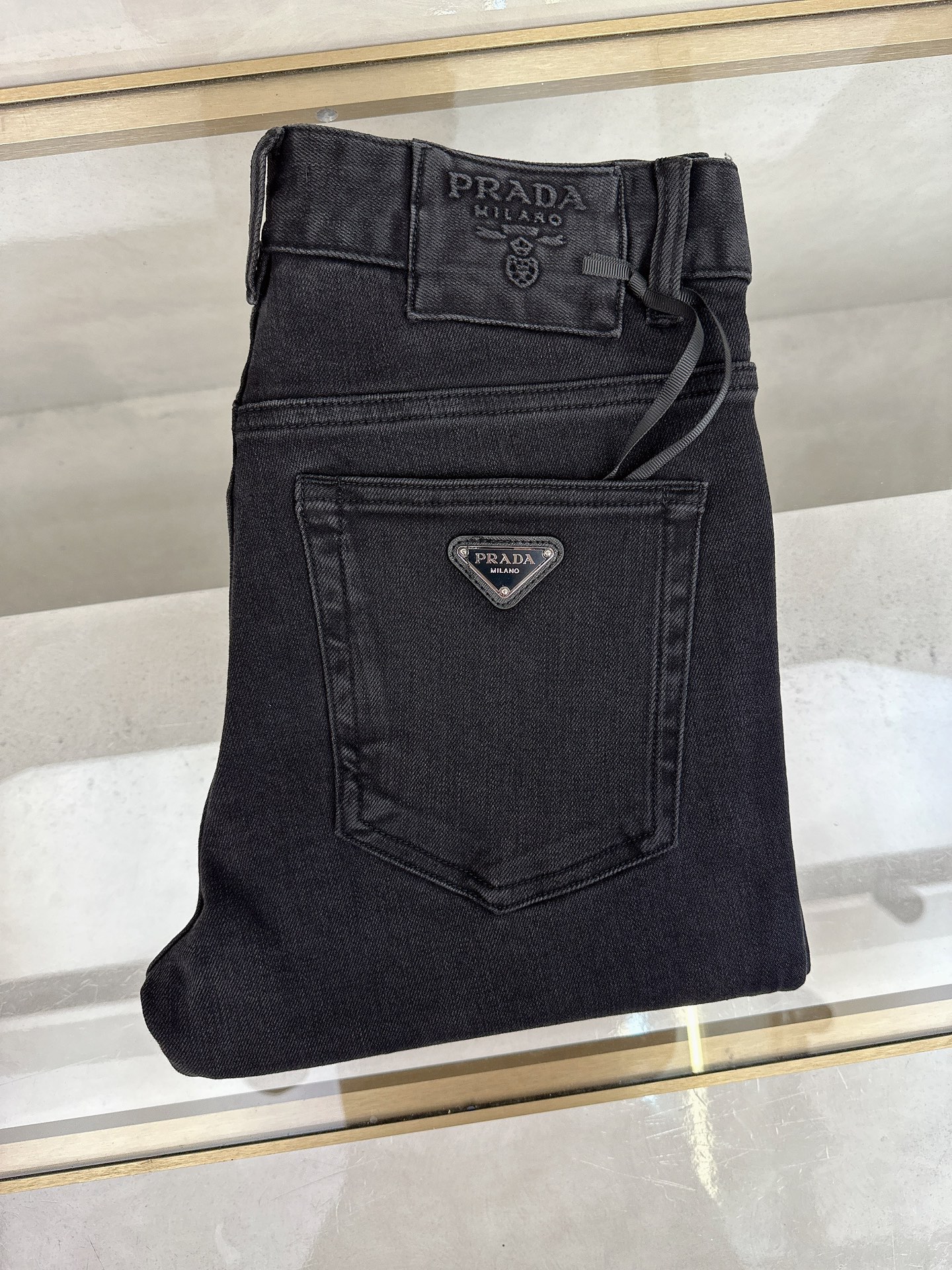 NO:523964,Prada 2025 autumn and winter new models are available in stock, original single hot jeans are super customized, original hardware, super heavy industry technology, excellent version, impeccable details!  The style is not picky, it is very high-end, and the good products are not waiting for everyone. Take a look at it and start quickly. Size 28-38, prada, jeans, alexander wang19860909普拉达 2025秋冬新款现货上市,原单爆款牛仔裤超级定制款,原版五金,超级重工工艺,版型超赞细节做工无可挑剔！款式不挑人,特别高档,好货不等人,看中赶紧下手,尺码28-38,,prada,jeans,alexander wang,Men's clothing