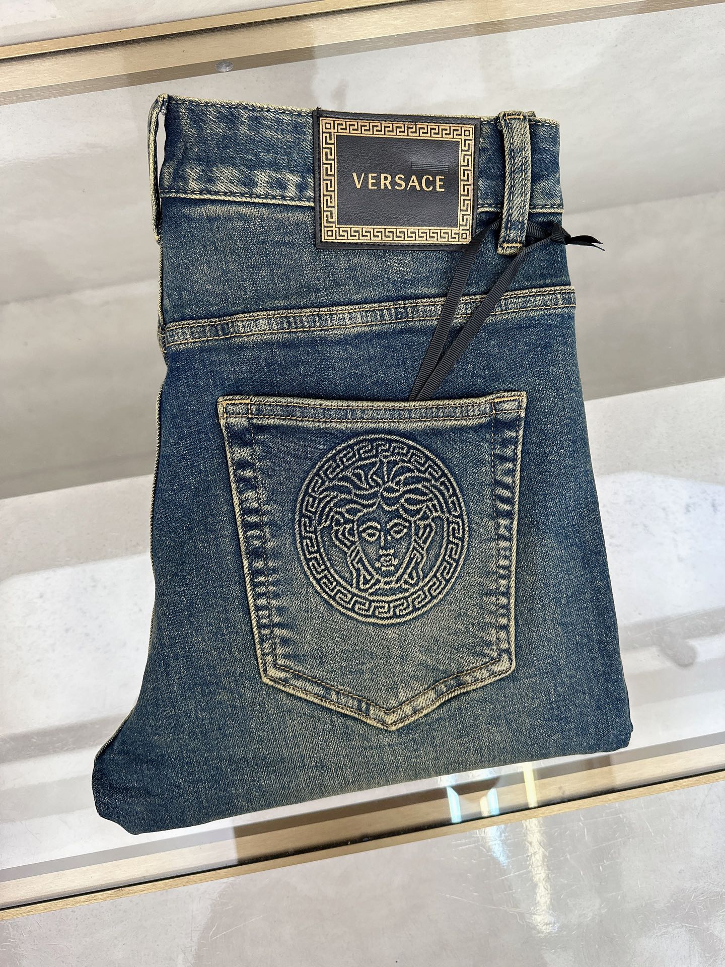 NO:523967,Versace 2025 autumn and winter new models are available in stock, original single hot jeans are super customized, original hardware, super heavy industry technology, excellent version, impeccable details!  The style is not picky, it is very high-end, and the good products are not waiting for everyone. Take a look at it and start quickly. Size 28-38, versace, jeans, alexander wang19860909范思哲 2025秋冬新款现货上市,原单爆款牛仔裤超级定制款,原版五金,超级重工工艺,版型超赞细节做工无可挑剔！款式不挑人,特别高档,好货不等人,看中赶紧下手,尺码28-38,,versace,jeans,alexander wang,Men's clothing