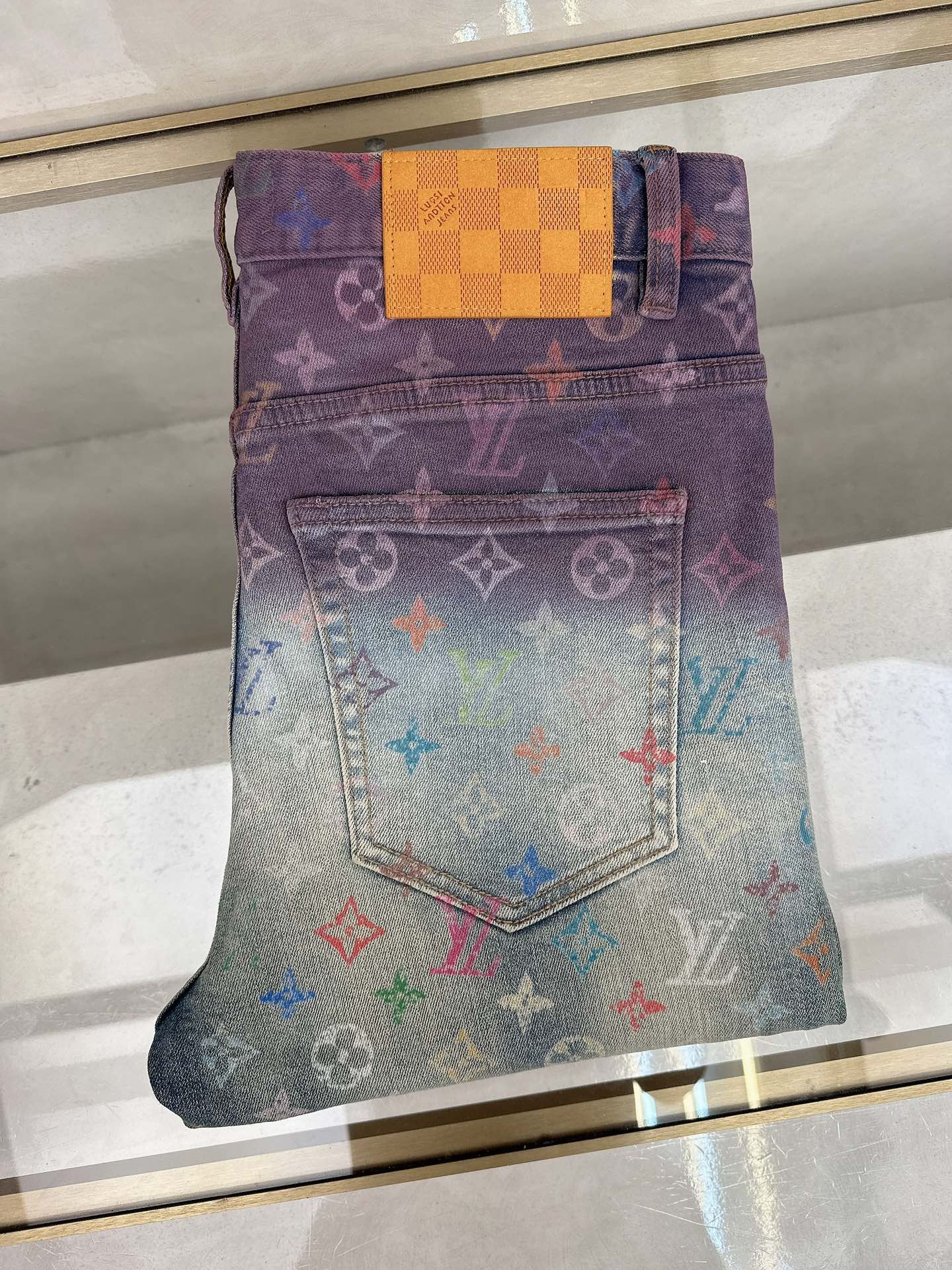 NO:523970,LV 2025 autumn and winter new models are available in stock, original single hot jeans are super customized, original hardware, super heavy industry technology, excellent version, impeccable details!  The style is not picky, it is very high-end, and the good products are not waiting for everyone. Take a look at it and start quickly. Size 28-38, louis vuitton, jeans, alexander wang19860909LV 2025秋冬新款现货上市,原单爆款牛仔裤超级定制款,原版五金,超级重工工艺,版型超赞细节做工无可挑剔！款式不挑人,特别高档,好货不等人,看中赶紧下手,尺码28-38,,louis vuitton,jeans,alexander wang,Men's clothing