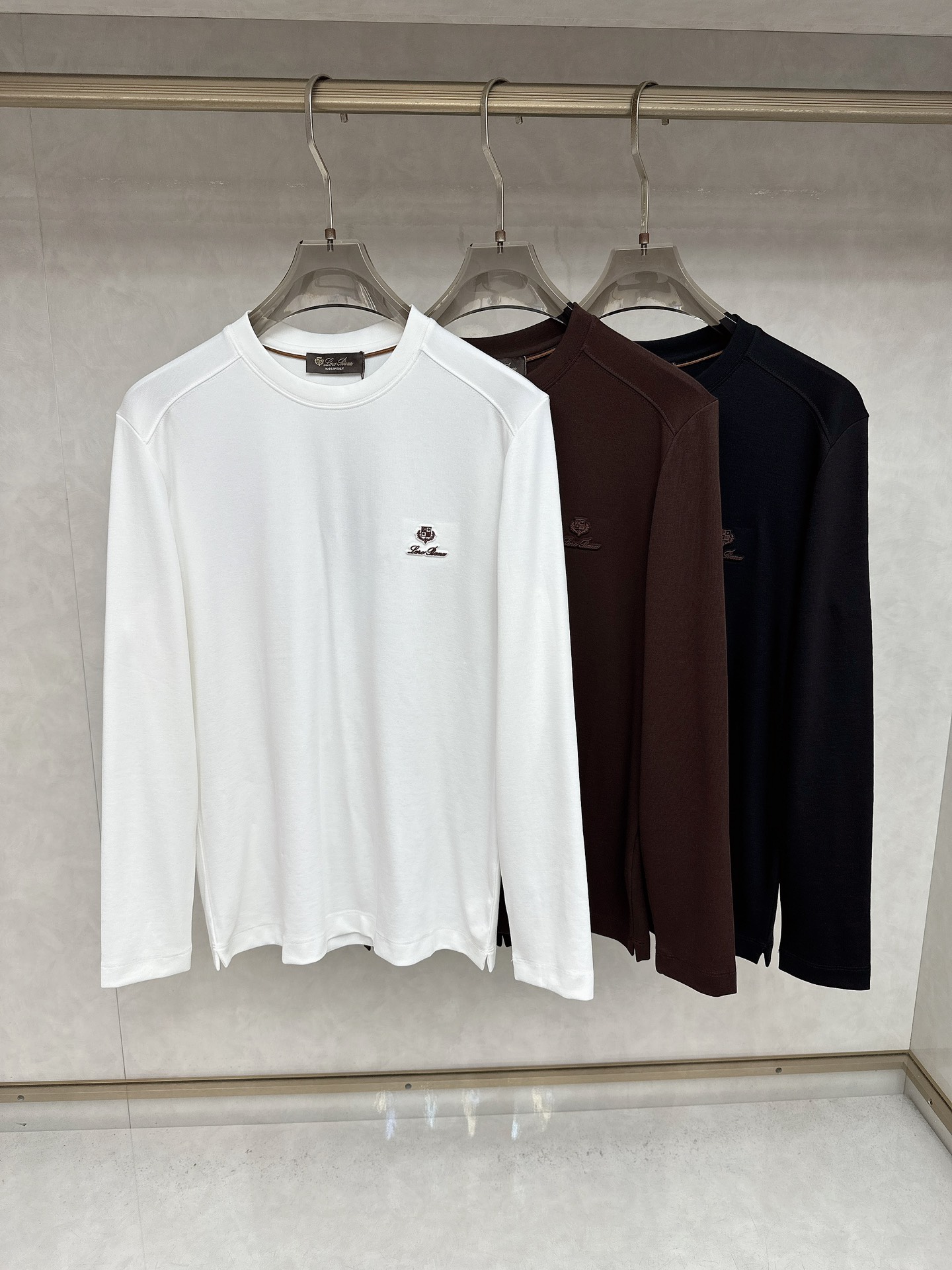 NO:524846,LP new autumn and winter trade order long-sleeved base shirt, full quality!  !  Internet celebrity style!  The craftsmanship adopts the chest logo badge design!  The upper body is comfortable and breathable, not stiff, and the overall three-dimensional feeling is rich. Quality export orders, customized exclusive long-length cotton fabric tailoring to meet the simple needs of commuters for dressing. The upper body is very effective, it looks slim and not picky about the figure. The fabric workmanship... Improper, good craftsmanship can make you look good and tasteful, a must-have item for everyone!  Size 48-56, loro piana, alexander wang19860909LP 秋冬新款贸易订单长袖打底衫,全品相！！网红款！工艺采用胸前logo徽章设计！上身舒适透气,不僵硬,整体有着丰富的立体感,品质出口订单,定制专属长绒棉面料剪裁,满足通勤人们对于着装的简约需求,上身效果很好,显瘦,不挑剔身材.面料做工....无可挑剔,好工艺好面料才能穿出好品味一款,人手必备单品！尺码48—56,,loro piana,alexander wang,Men's clothing