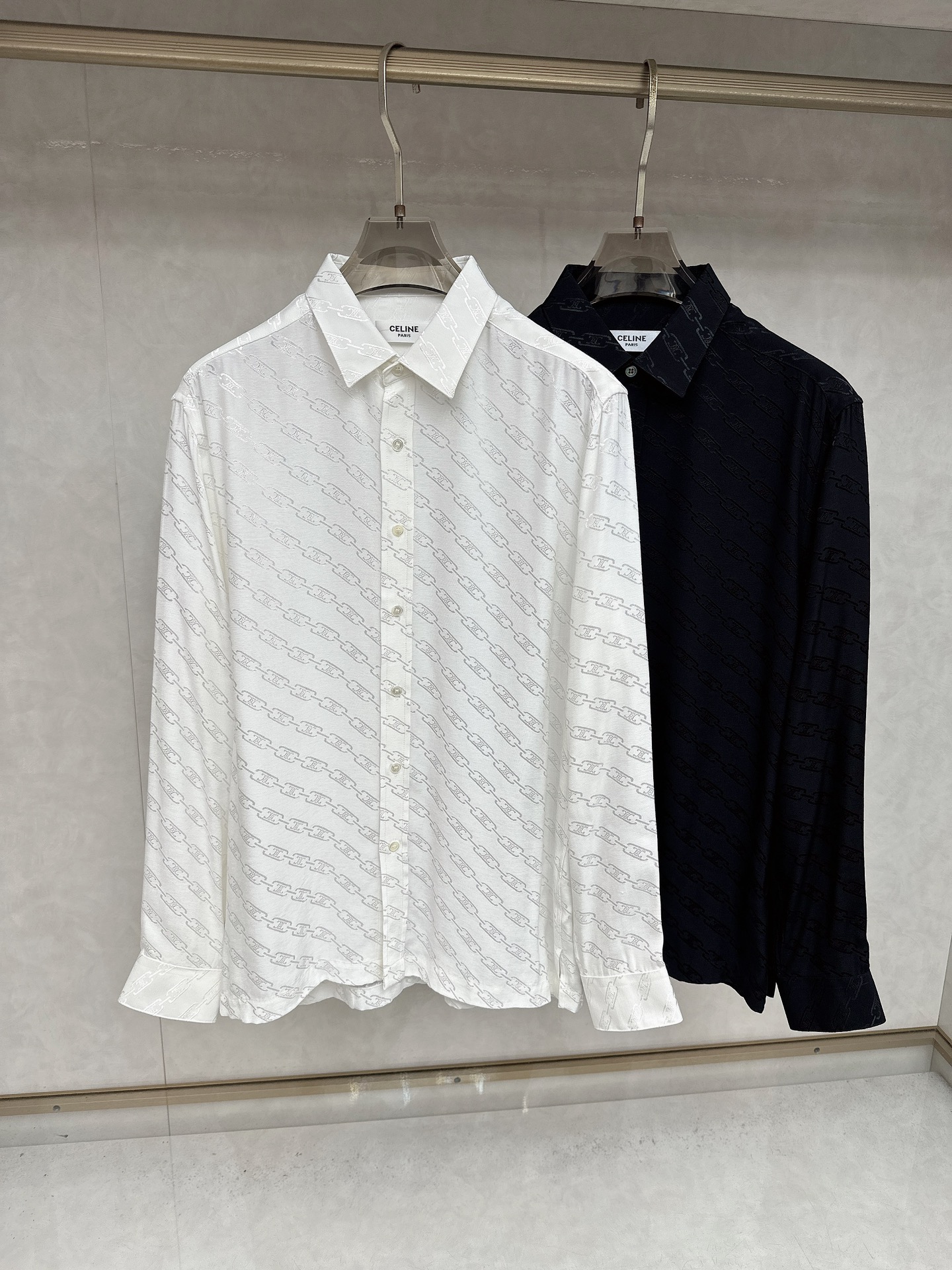 NO:507391,CELINE new Tennis jacquard fabric shirt series, annual casual shirt, custom original fabric is exquisitely crafted to no thread head, delicate and soft fabric, skin-friendly and comfortable and breathable, unique cut design, excellent upper body effect, custom jacquard fabric, craftsmanship, super fashionable sense, black and white optional, code M-XL, celine, shirts, alexander wang19860909CELINE 新款天丝提花面料衬衫系列,年 度休闲衬衫,定制原版面料做工精致到无 线头,面料细膩柔软,亲肤舒适透气,独特裁 剪设计,上身效果极佳,定制提花面料,工艺 时尚感超强,黑色、白色可选,码数M-XL,,celine,shirts,alexander wang,Men's clothing