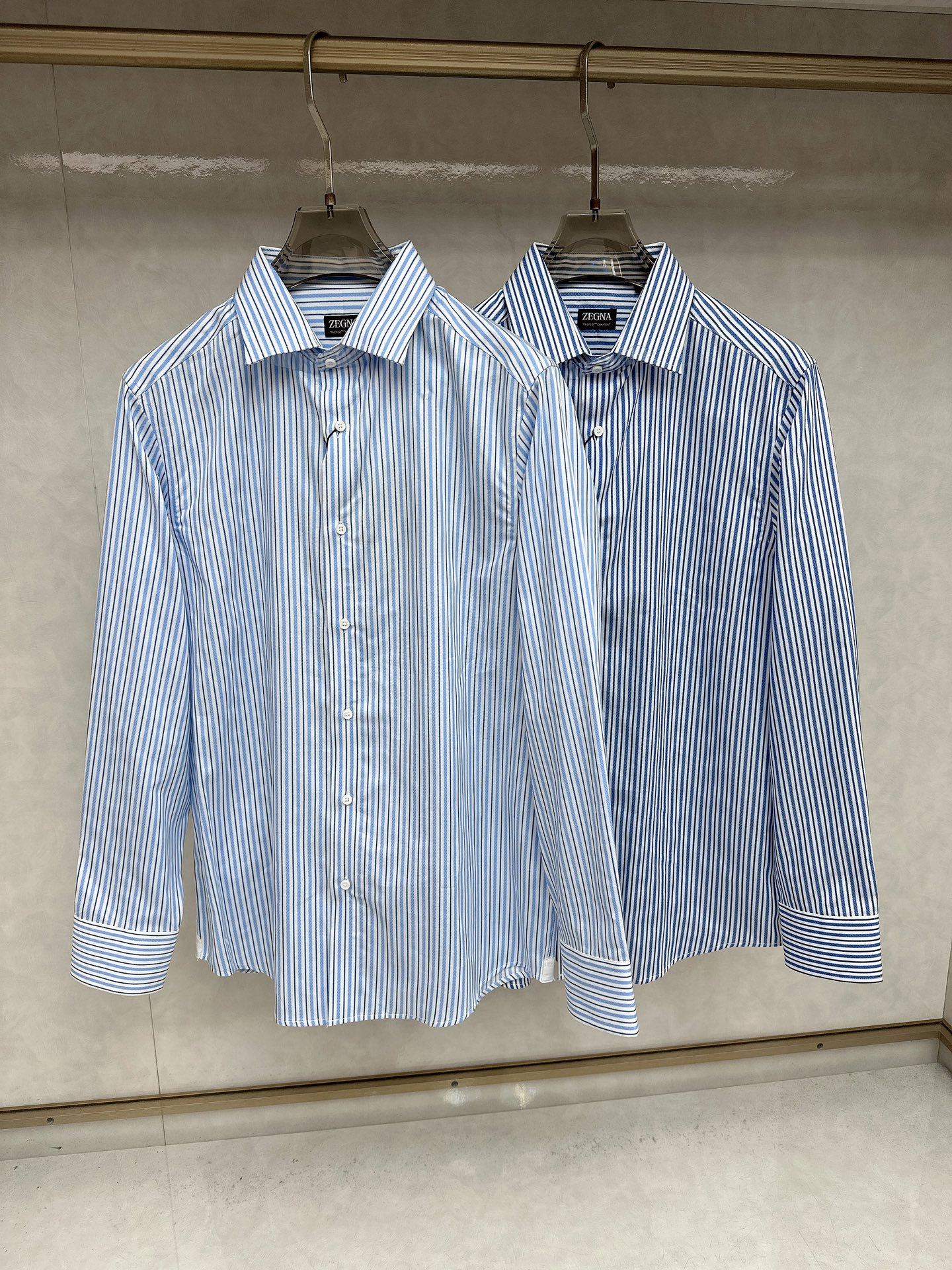 NO:514220,ZEGNA exclusively offers new original single men's casual shirts, high-end customization, high-end version, fashionable and versatile imported fabrics, super soft and delicate, skin-friendly and comfortable to wear, high-end boutique, OEM, fine production, very good for the top body, men's essential items, three standards, code M-3XL,,zegna,shirts,alexander wang19860909ZEGNA杰尼亚独家专供新款原单男士休闲衬衫 高端定制 高端版本 时尚百搭爆款进口面料 手感超柔软细腻 穿着亲肤舒适 高端精品 代工厂精细做上身非常赞 男士必备单品 三标齐全 码数M-3XL,,zegna,shirts,alexander wang,Men's clothing