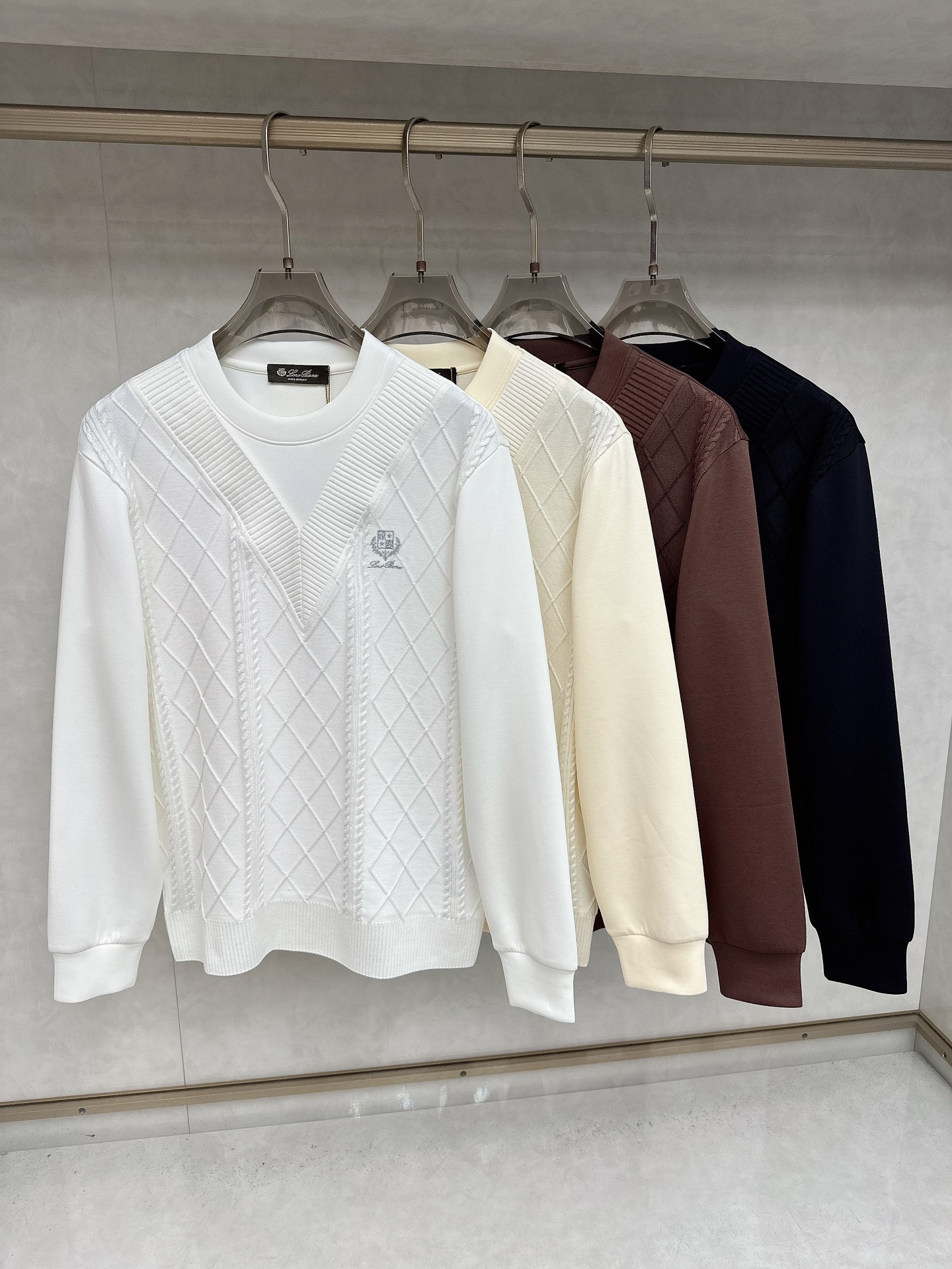 NO:514222,LP-Loro Piano exclusively provides the latest fashion autumn and winter knitted spliced ​​sweatshirts. A jacket with a classic design and appearance, and the quality is even more unscrupulous. You can buy it directly. You can't get it wrong! Through the detailed pictures, you can feel its powerful aura, and the warm-concentration effect is significant, so you don’t have to worry about the chill at all! It is both fashionable and functional, and the whole style looks more luxurious and elegant! Size 48-56, loro piana, loro piana, hoodie, sweatshirts, jackets & coats, alexander wang19860909LP-Loro Piano诺悠翩雅独家专供最新时尚秋冬针织拼接卫衣 经典设计感与颜值爆棚的外套,品质更是无法挑剔品控可以直接入手,不容过错的高端臻品！通过细节图片便可感受到它强悍的气场,聚温保暖效果显著,完全不用担心会有一点寒意！时尚与功能性兼备,整款显得更加的奢华大气！ 尺码48-56,,loro piana,loro piana,hoodie,sweatshirts,jackets & coats,alexander wang,Men's clothing