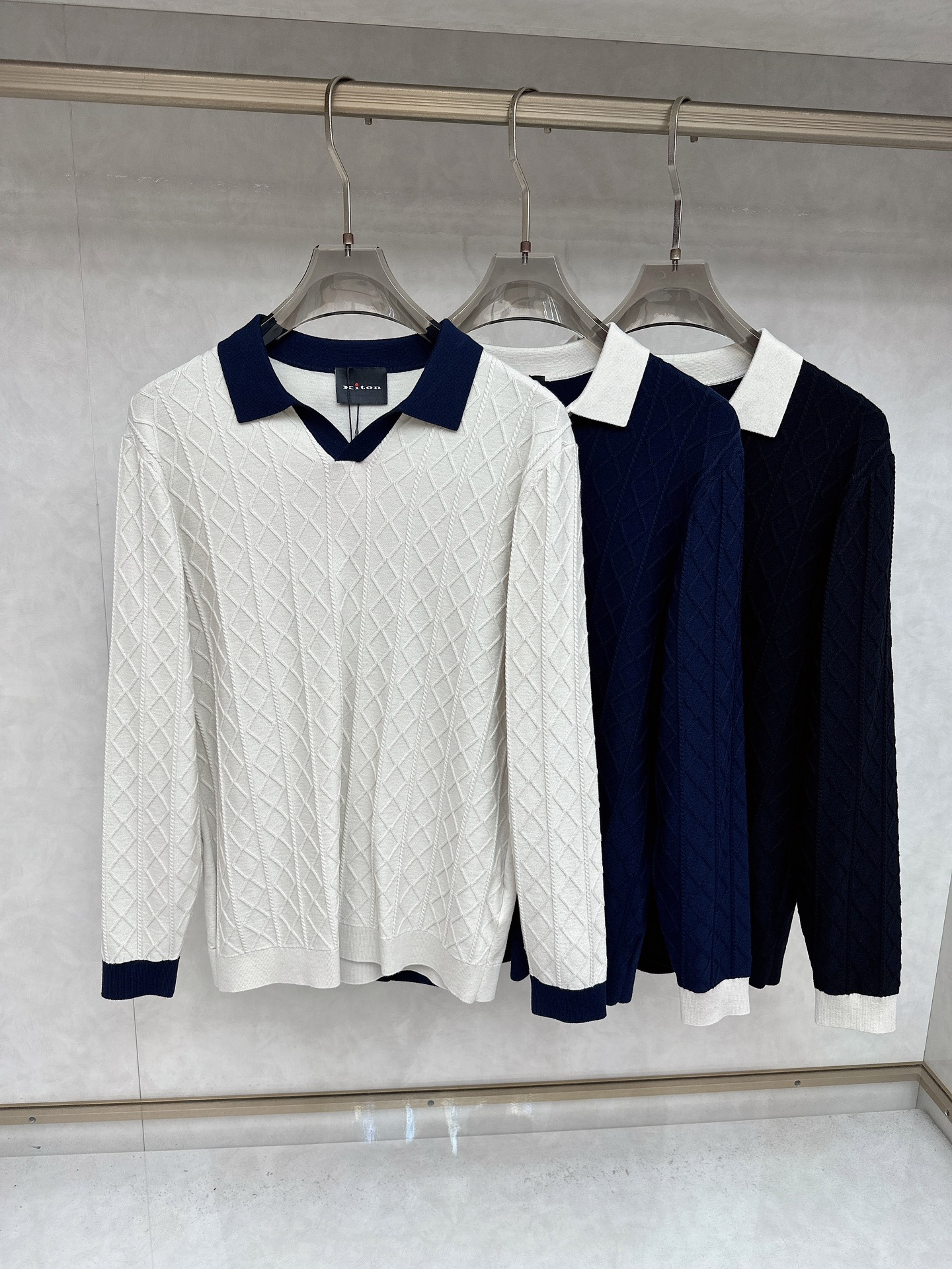 NO:514224,KITON exclusively offers the latest and fashionable autumn and winter knitted sweaters. A jacket with a classic design and appearance. It is even more difficult to pick and control. You can buy it directly. It is a high-end quality product that cannot be missed! Through the detailed pictures, you can feel its powerful aura, and the warm-concentration effect is significant, so you don’t have to worry about the chill at all! It is both fashionable and functional, and the whole style looks more luxurious and elegant! Size 48-56, Jackets & coats, Sweaters, Alexander wang19860909KITON独家专供最新时尚秋冬针织毛衣 经典设计感与颜值爆棚的外套,品质更是无法挑剔品控可以直接入手,不容过错的高端臻品！通过细节图片便可感受到它强悍的气场,聚温保暖效果显著,完全不用担心会有一点寒意！时尚与功能性兼备,整款显得更加的奢华大气！ 尺码48-56,,jackets & coats,sweaters,alexander wang,Men's clothing