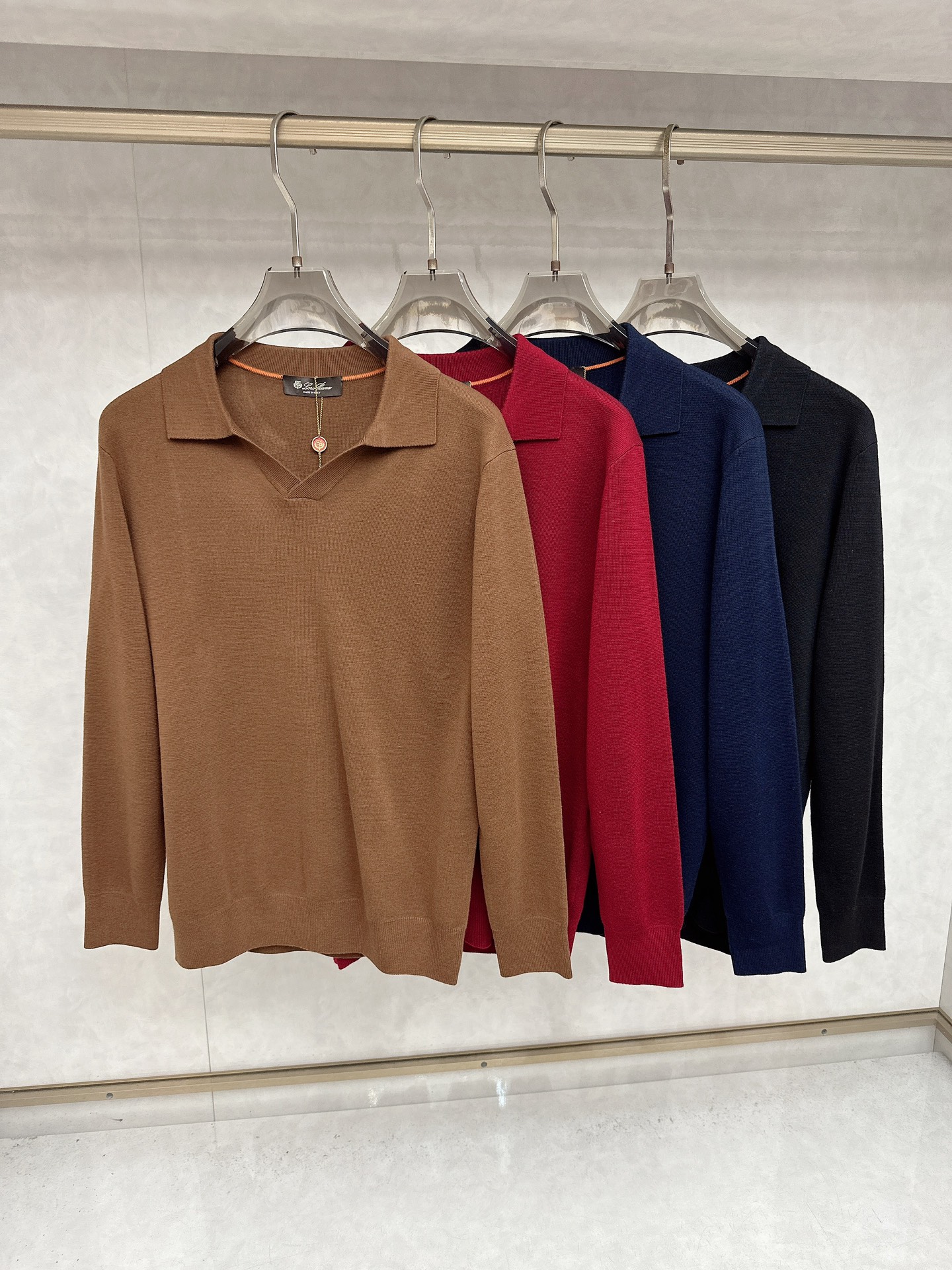 NO:514226,LP-Loro Piano exclusively offers the latest fashion autumn and winter knitted sweaters. A jacket with a classic design and appearance, and the quality is even more unscrupulous. You can buy it directly. You can't get it wrong! Through the detailed pictures, you can feel its powerful aura, and the warm-concentration effect is significant, so you don’t have to worry about the chill at all! It is both fashionable and functional, and the whole style looks more luxurious and elegant! Size 48-56, loro piana, loro piana, jackets & coats, sweaters, alexander wang19860909LP-Loro Piano诺悠翩雅独家专供最新时尚秋冬针织毛衣 经典设计感与颜值爆棚的外套,品质更是无法挑剔品控可以直接入手,不容过错的高端臻品！通过细节图片便可感受到它强悍的气场,聚温保暖效果显著,完全不用担心会有一点寒意！时尚与功能性兼备,整款显得更加的奢华大气！ 尺码48-56,,loro piana,loro piana,jackets & coats,sweaters,alexander wang,Men's clothing