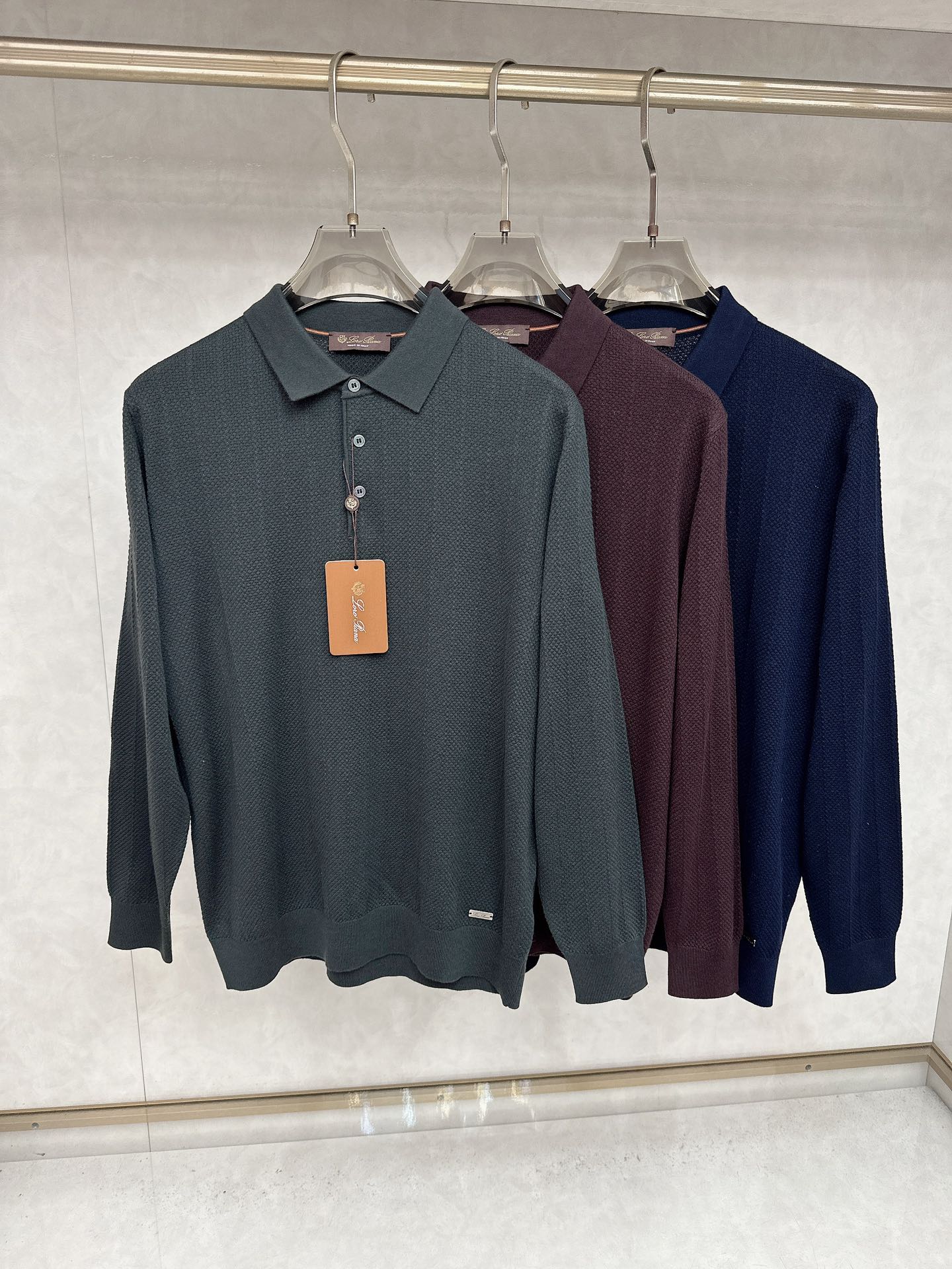 NO:530177,LP new men's classic lapel sweater series. Imported knitted fabrics are presented. The light and soft fabric is dyed with ready-to-wear to create an elegant texture. The original custom imported yarn color dyed Custom rib collars and foot design contrasting ribs. The classic makes the clothes softer with the inherent sporty atmosphere. The versatile style makes it very suitable for single wear. All auxiliary materials are provided by customers. The yarn is made by customers, the thickness and conventional warmth is skin-friendly and delicate, not sweaty, and super comfortable. The solid color design is the overall atmospheric fashion, and it is just casual and business!  Code number M-3xL (-125), loro piana, alexander wang19860909LP 新款男士经典翻领针织衫系列 进口针织面料呈现.轻盈柔软的面料经过成衣染色,营造出优雅纹理,原版定制进口纱线色染 定制罗纹领口 起脚设计撞色罗纹 经典让衣服与生俱有的运动气息得以柔和.百搭风范令其非常适合单穿,所有辅料全部客供.客供纱制作,厚度和常规保暖 亲肤细腻不闷汗,超级舒服.纯色设计款,整体就是大气时尚,休闲商务都即可！ 码数M-3xL（-125）,,loro piana,alexander wang,Men's clothing