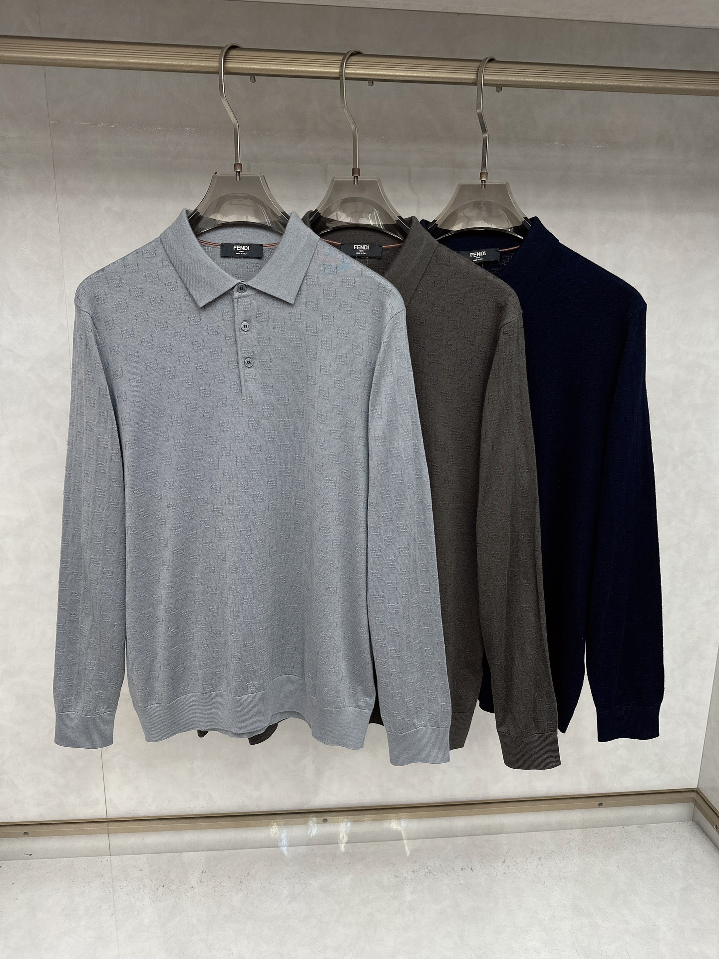 NO:530180,Fendi 2025 new classic lapel knitted Polo shirt series for men. Imported knitted fabrics are presented. The light and soft fabric has been dyed with ready-to-wear to create an elegant texture. The original custom imported yarn color dyed, customized rib collar, and foot design contrasting ribs. The classic makes the clothes softer with the inherent sporty atmosphere. The versatile style makes it very suitable for single wear. All auxiliary materials are provided by customers. The yarn is made by customers, the thickness and conventional warmth is skin-friendly and delicate, not sweaty, and super comfortable. The solid color design style is atmospheric and fashionable overall, and it is just casual and business!  Code number M-3xL (105-125), fendi, alexander wang19860909Fendi2025新款男士经典翻领针织Polo衫系列 进口针织面料呈现.轻盈柔软的面料经过成衣染色,营造出优雅纹理,原版定制进口纱线色染 定制罗纹领口 起脚设计撞色罗纹 经典让衣服与生俱有的运动气息得以柔和.百搭风范令其非常适合单穿,所有辅料全部客供.客供纱制作,厚度和常规保暖 亲肤细腻不闷汗,超级舒服.纯色设计款,整体就是大气时尚,休闲商务都即可！ 码数M-3xL（105-125）,,fendi,alexander wang,Men's clothing