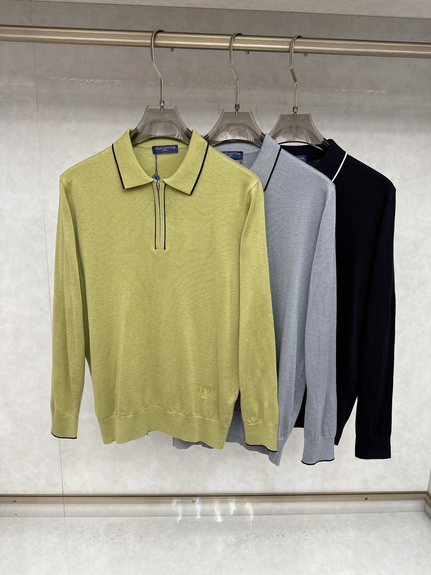 NO:530183,Lv2025 new men's classic lapel knitted Polo shirt series imported knitted fabrics are presented. The light and soft fabric has been dyed with ready-to-wear to create an elegant texture. The original custom imported yarn color dyed, customized rib collar, and foot design contrasting ribs. The classic makes the clothes softer with the inherent sporty atmosphere. The versatile style makes it very suitable for single wear, and all auxiliary materials are all customer-supplied. The thickness and conventional warmth are skin-friendly and delicate, not sweaty, super comfortable. The solid color design style is atmospheric and fashionable overall, and can be casual and business-friendly!  Code number M-3xL (105-125), louis vuitton,alexander wang19860909Lv2025新款男士经典翻领针织Polo衫系列 进口针织面料呈现.轻盈柔软的面料经过成衣染色,营造出优雅纹理,原版定制进口纱线色染 定制罗纹领口 起脚设计撞色罗纹 经典让衣服与生俱有的运动气息得以柔和.百搭风范令其非常适合单穿,所有辅料全部客供.客供纱制作,厚度和常规保暖 亲肤细腻不闷汗,超级舒服.纯色设计款,整体就是大气时尚,休闲商务都即可！ 码数M-3xL（105-125）,,louis vuitton,alexander wang,Men's clothing