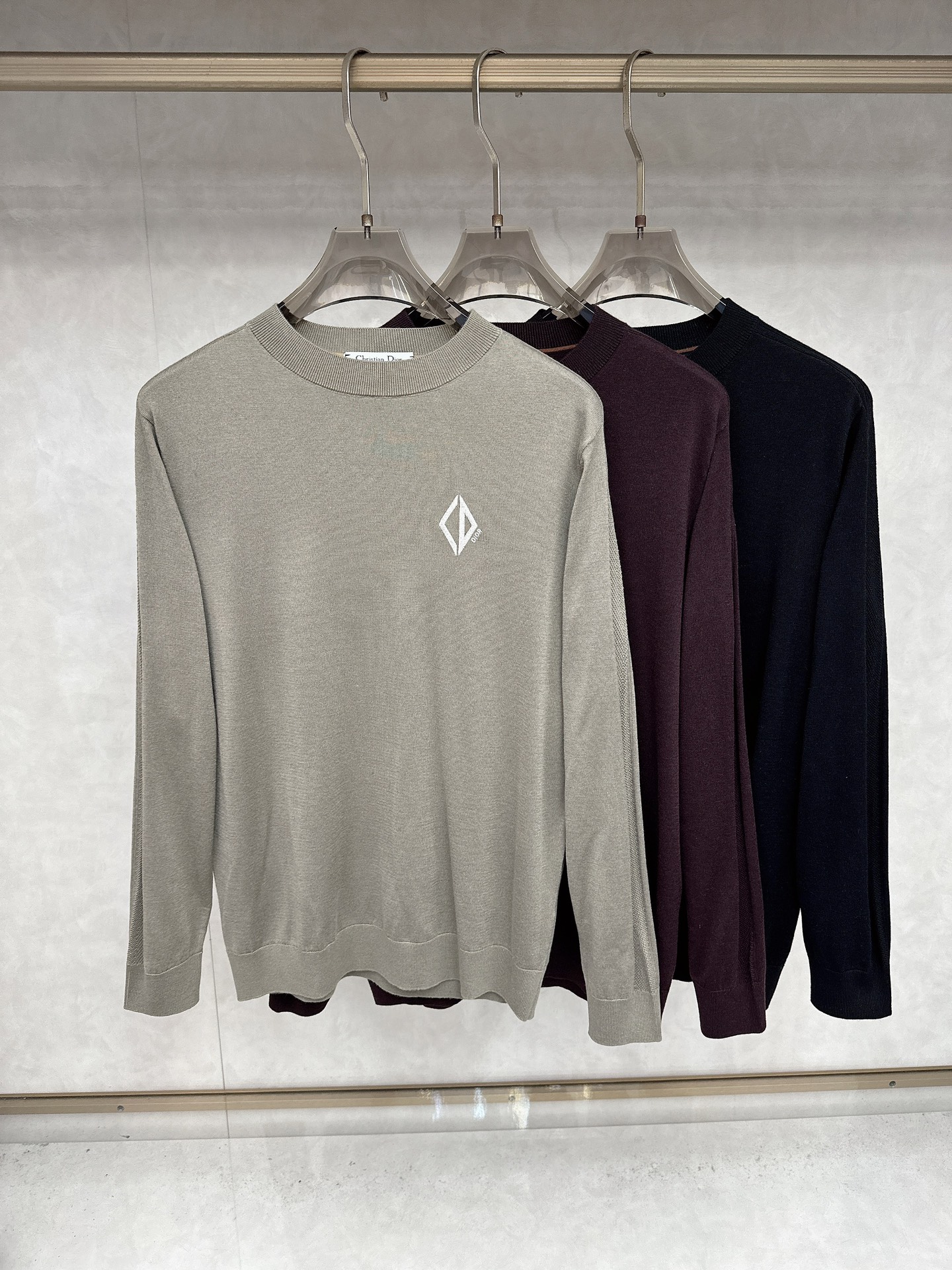 NO:530186,Dior2025 new classic knitted sweater series for men. Imported knitted fabrics are presented. The light and soft fabrics are dyed with ready-to-wear to create an elegant texture. The original custom imported yarn color dyed, customized rib collar, and foot design contrasting ribs. The classic makes the clothes softer with the inherent sporty atmosphere. The versatile style makes it very suitable for single wear. All auxiliary materials are provided by customers. The yarn is made by customers, the thickness and conventional warmth is skin-friendly and delicate, not sweaty, and super comfortable. The solid color design style is atmospheric and fashionable overall, and it is just casual and business!  Code number M-3xL (105-125), dior, sweaters, alexander wang19860909Dior2025新款男士经典针织毛衣系列 进口针织面料呈现.轻盈柔软的面料经过成衣染色,营造出优雅纹理,原版定制进口纱线色染 定制罗纹领口 起脚设计撞色罗纹 经典让衣服与生俱有的运动气息得以柔和.百搭风范令其非常适合单穿,所有辅料全部客供.客供纱制作,厚度和常规保暖 亲肤细腻不闷汗,超级舒服.纯色设计款,整体就是大气时尚,休闲商务都即可！ 码数M-3xL（105-125）,,dior,sweaters,alexander wang,Men's clothing