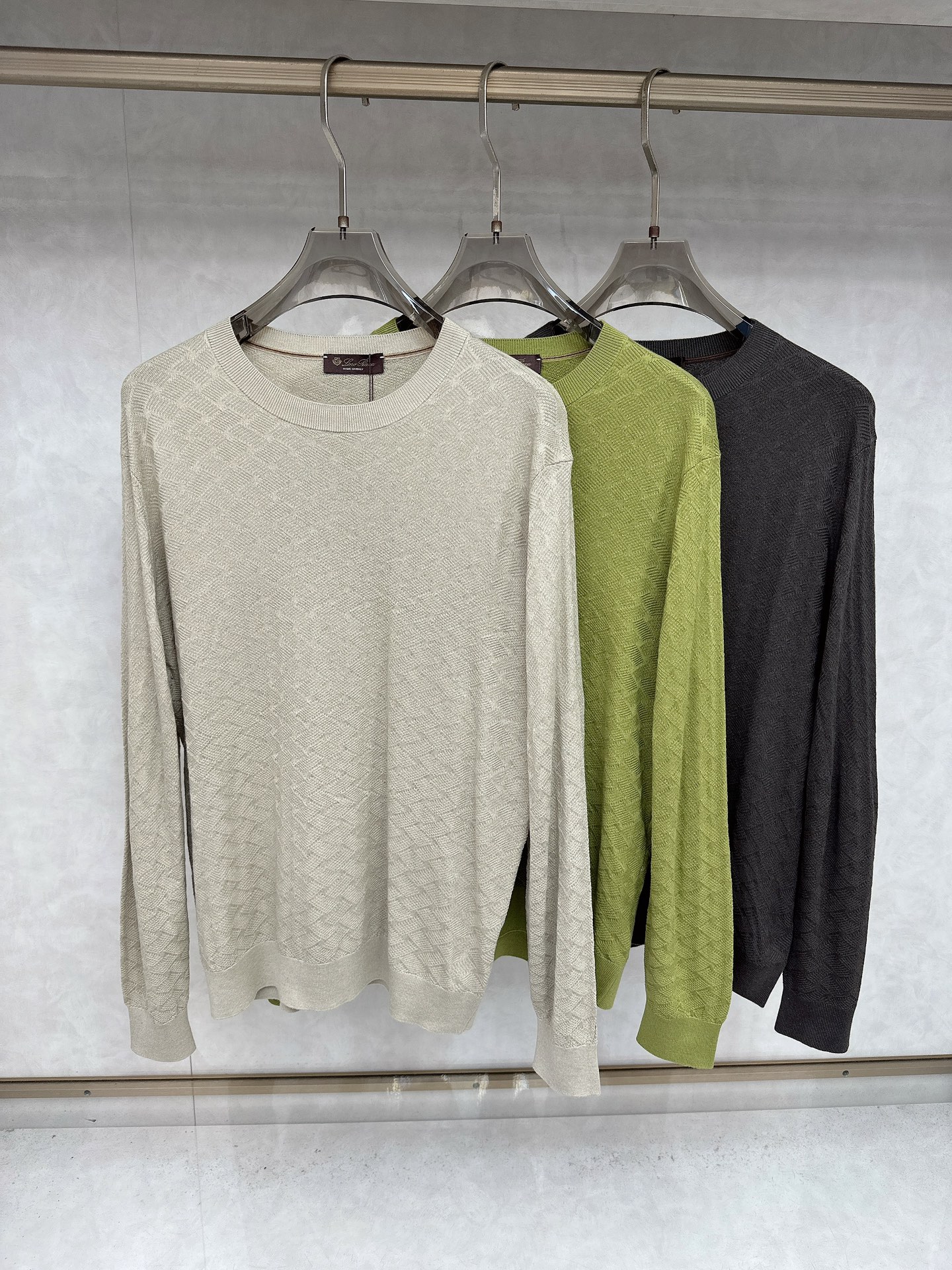 NO:530189,LP Nouo Pianya 2025 new classic knitted sweater series for men. Imported knitted fabrics are presented. The light and soft fabrics are dyed with ready-to-wear to create elegant textures. Original custom imported yarn color dyed Custom rib collars and foot design contrasting ribs. Classic makes the clothes softer with the inherent sporty atmosphere. The versatile style makes it very suitable for single wear. All auxiliary materials are provided by customers. The yarn is made by customers, the thickness and conventional warmth is skin-friendly and delicate, not sweaty, and super comfortable. The solid color design is the overall atmospheric fashion, and it is just casual and business!  Code number M-3xL (105-125), loro piano, sweaters, alexander wang19860909LP诺悠翩雅 2025新款男士经典针织毛衣系列 进口针织面料呈现.轻盈柔软的面料经过成衣染色,营造出优雅纹理,原版定制进口纱线色染 定制罗纹领口 起脚设计撞色罗纹 经典让衣服与生俱有的运动气息得以柔和.百搭风范令其非常适合单穿,所有辅料全部客供.客供纱制作,厚度和常规保暖 亲肤细腻不闷汗,超级舒服.纯色设计款,整体就是大气时尚,休闲商务都即可！ 码数M-3xL（105-125）,,loro piana,sweaters,alexander wang,Men's clothing