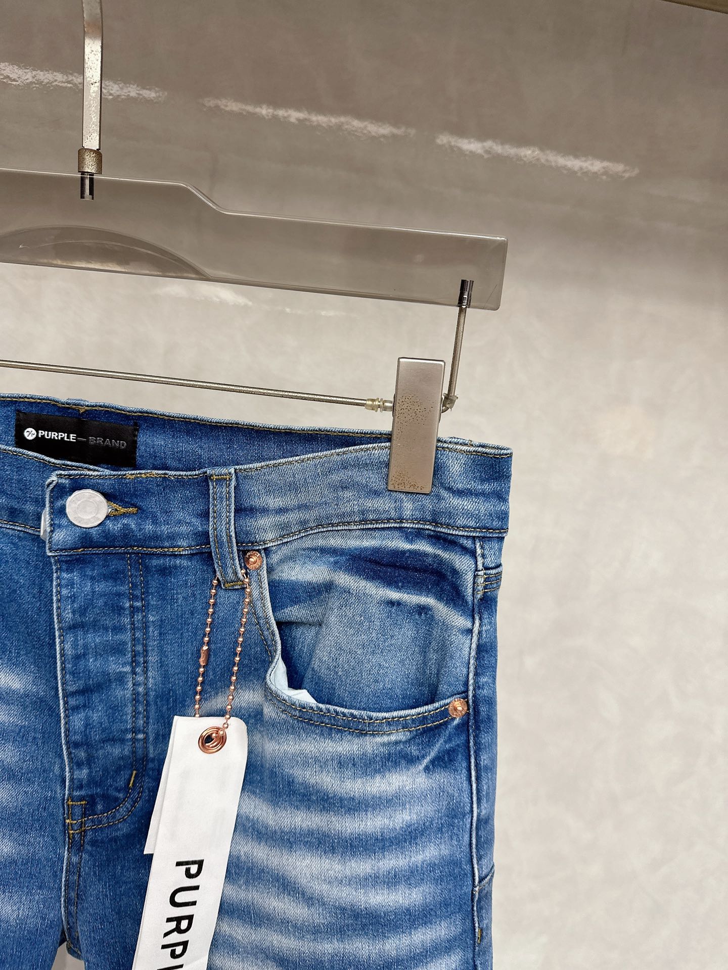  😊 2025秋冬🔥🔥新款现货上市，原单爆款牛仔裤👖超级定制款，原版五金，超级重工工艺，版型超赞👍细节做