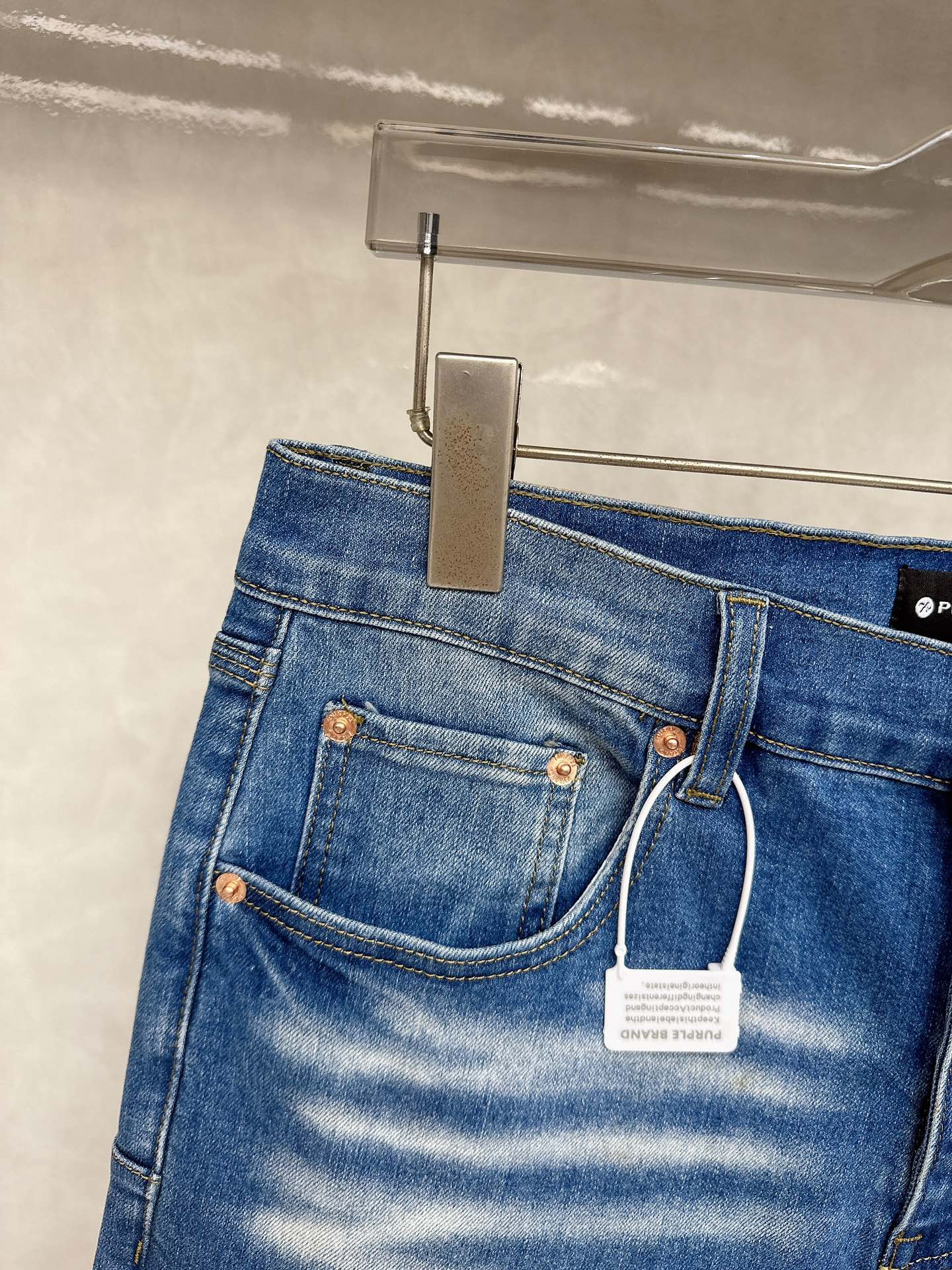  😊 2025秋冬🔥🔥新款现货上市，原单爆款牛仔裤👖超级定制款，原版五金，超级重工工艺，版型超赞👍细节做