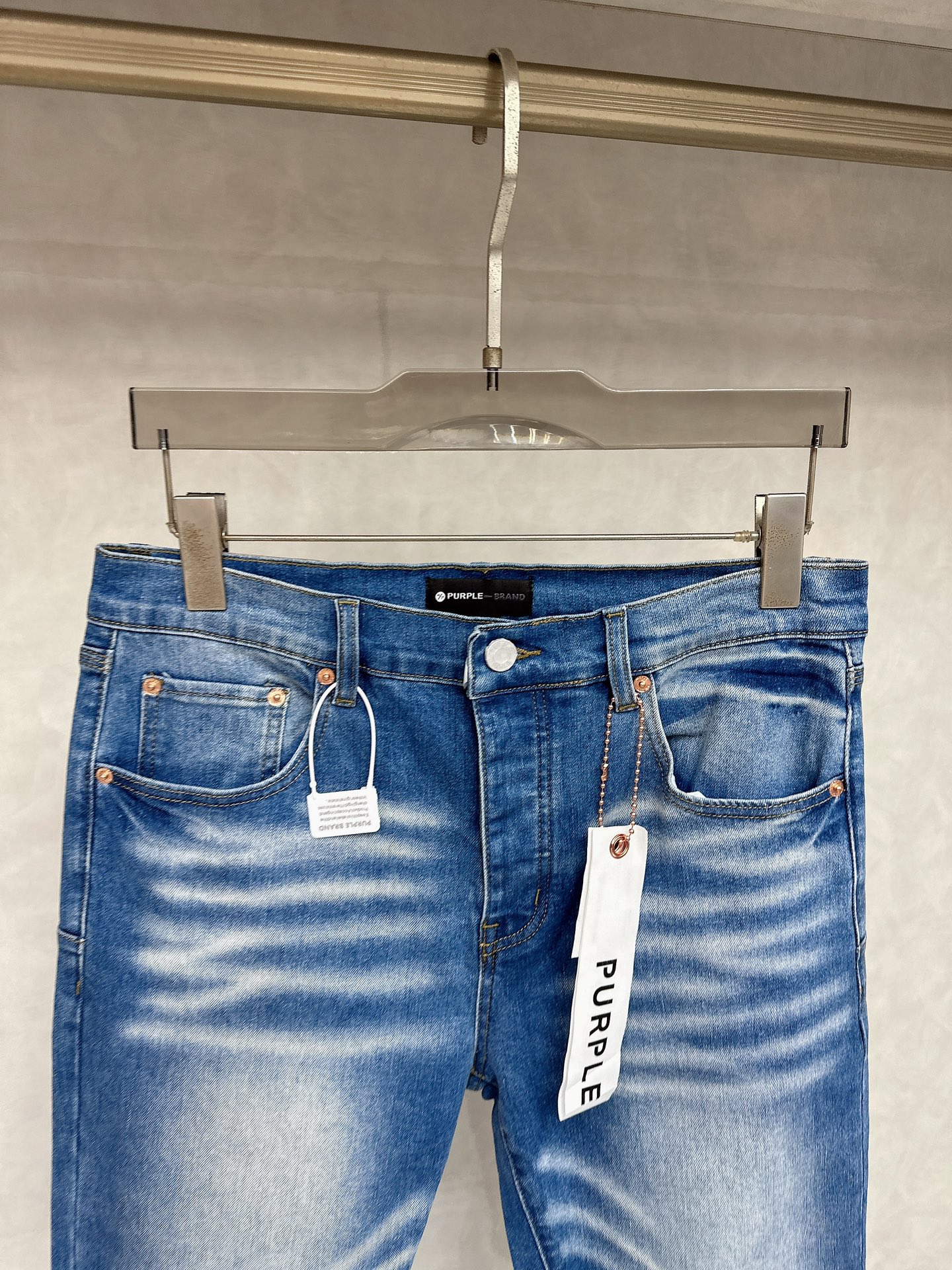  😊 2025秋冬🔥🔥新款现货上市，原单爆款牛仔裤👖超级定制款，原版五金，超级重工工艺，版型超赞👍细节做