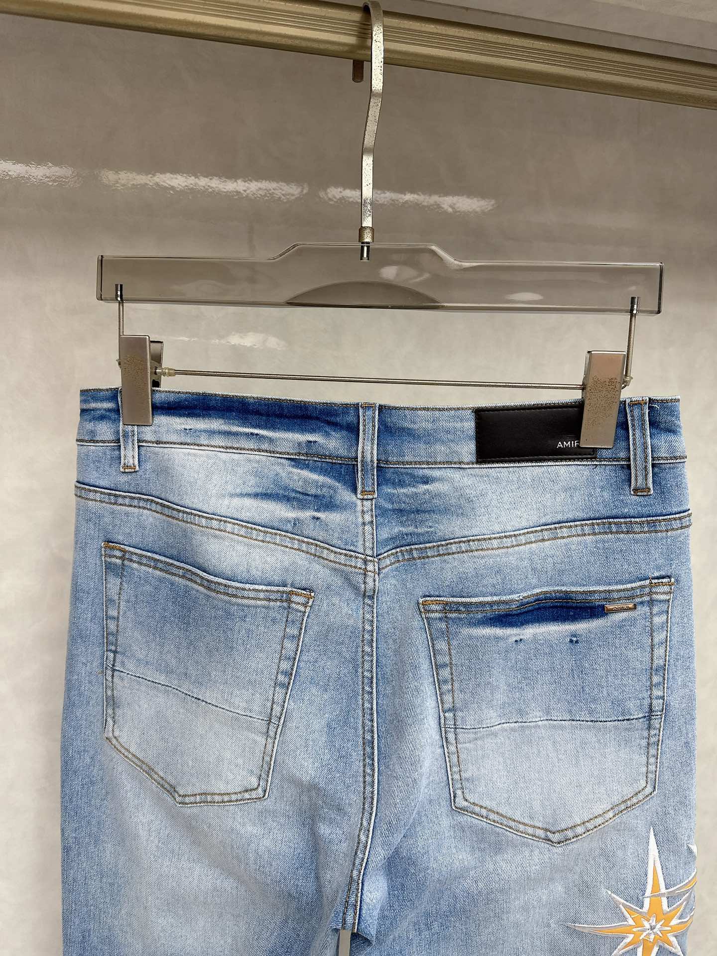  😊 2025秋冬🔥🔥新款现货上市，原单爆款牛仔裤👖超级定制款，原版五金，超级重工工艺，版型超赞👍细节做