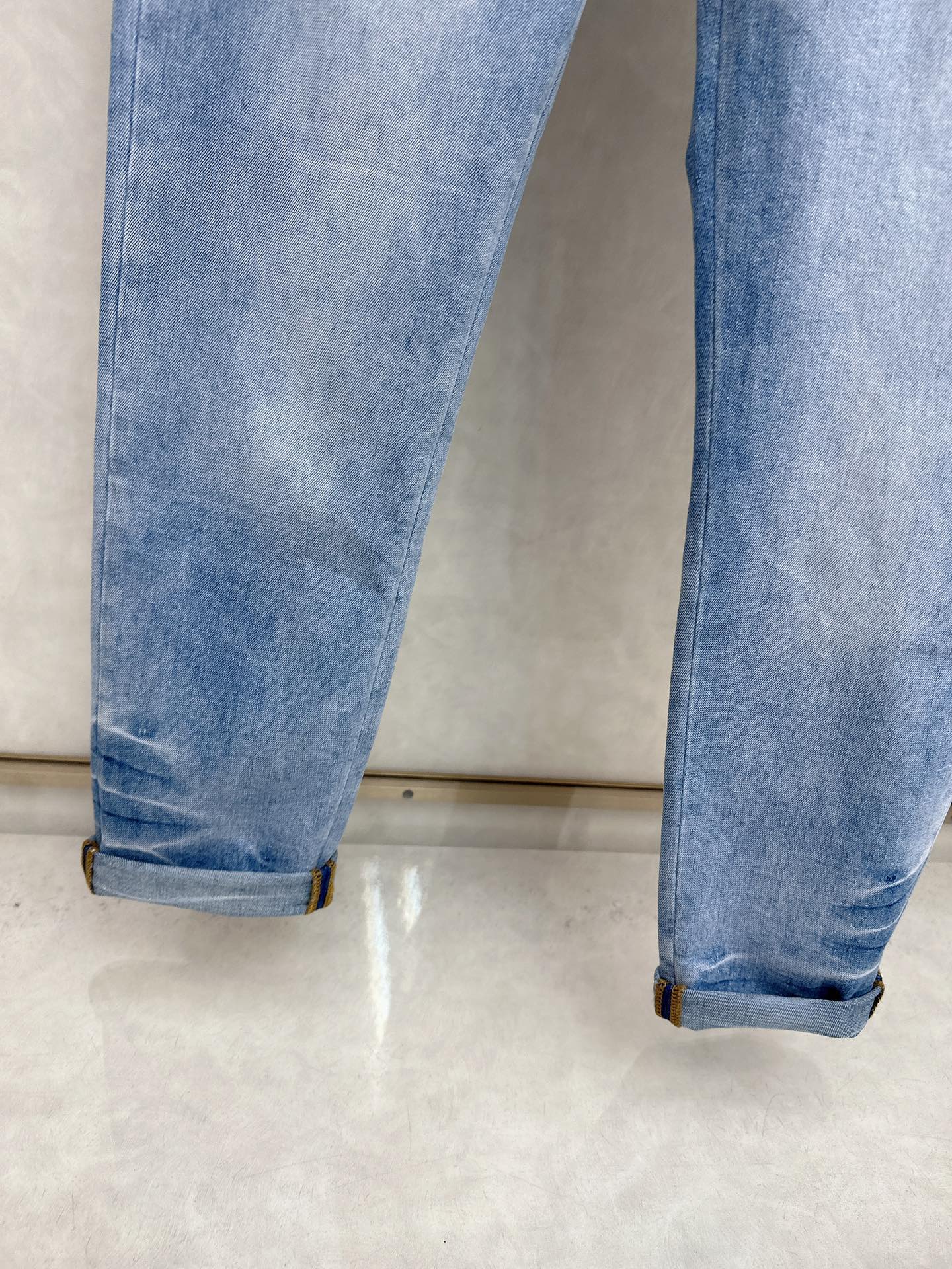  😊 2025秋冬🔥🔥新款现货上市，原单爆款牛仔裤👖超级定制款，原版五金，超级重工工艺，版型超赞👍细节做