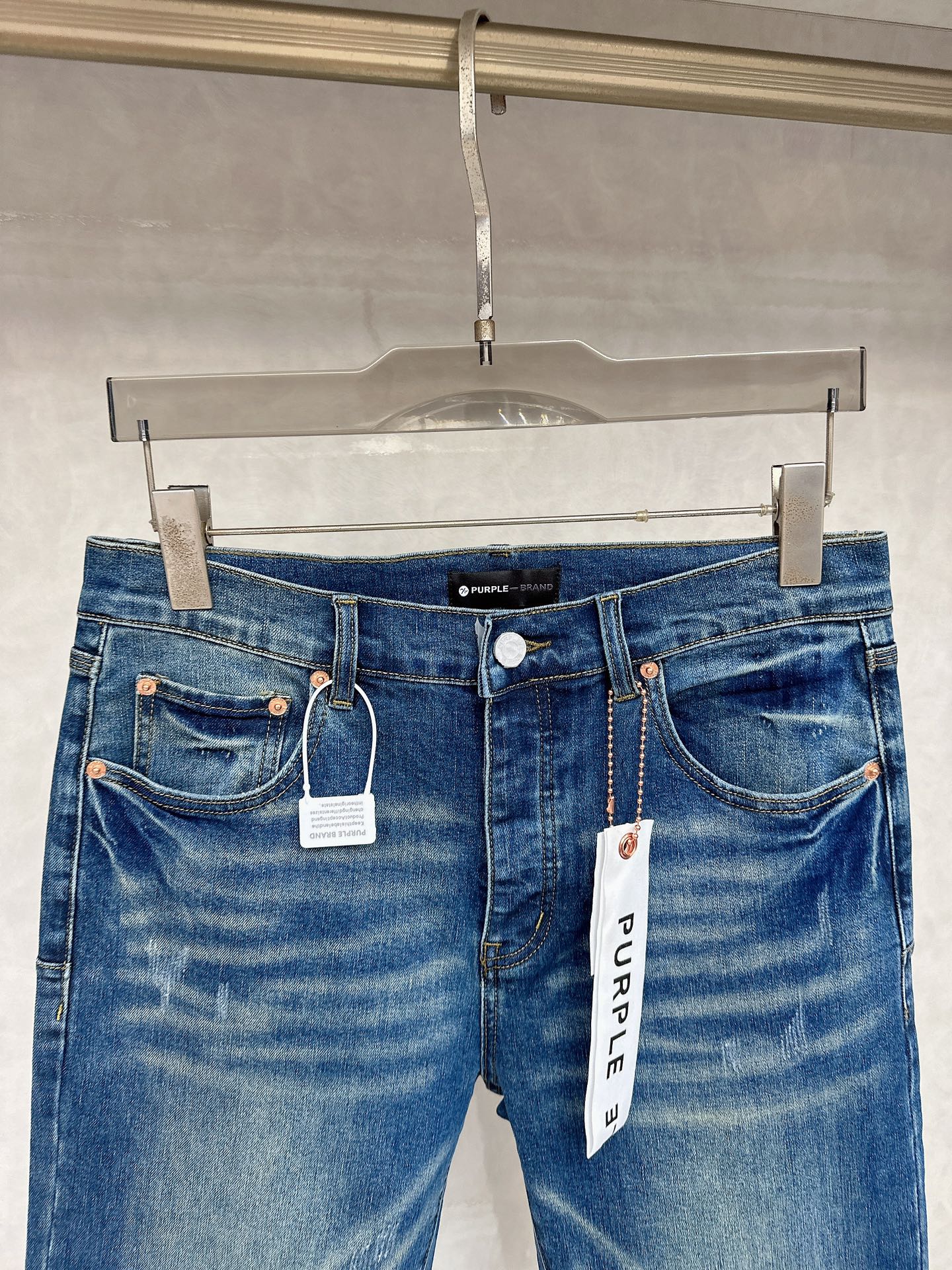  😊 2025秋冬🔥🔥新款现货上市，原单爆款牛仔裤👖超级定制款，原版五金，超级重工工艺，版型超赞👍细节做