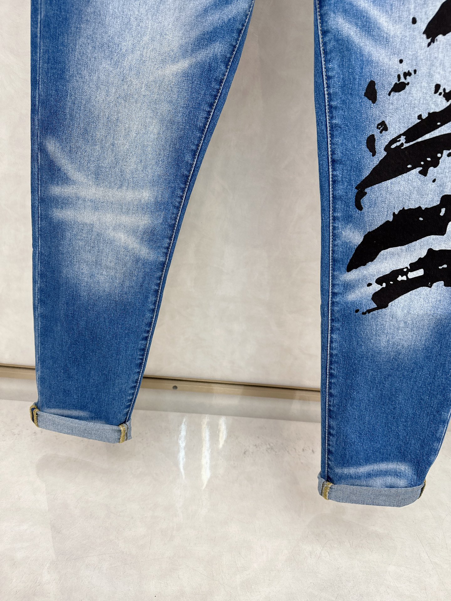  😊 2025秋冬🔥🔥新款现货上市，原单爆款牛仔裤👖超级定制款，原版五金，超级重工工艺，版型超赞👍细节做