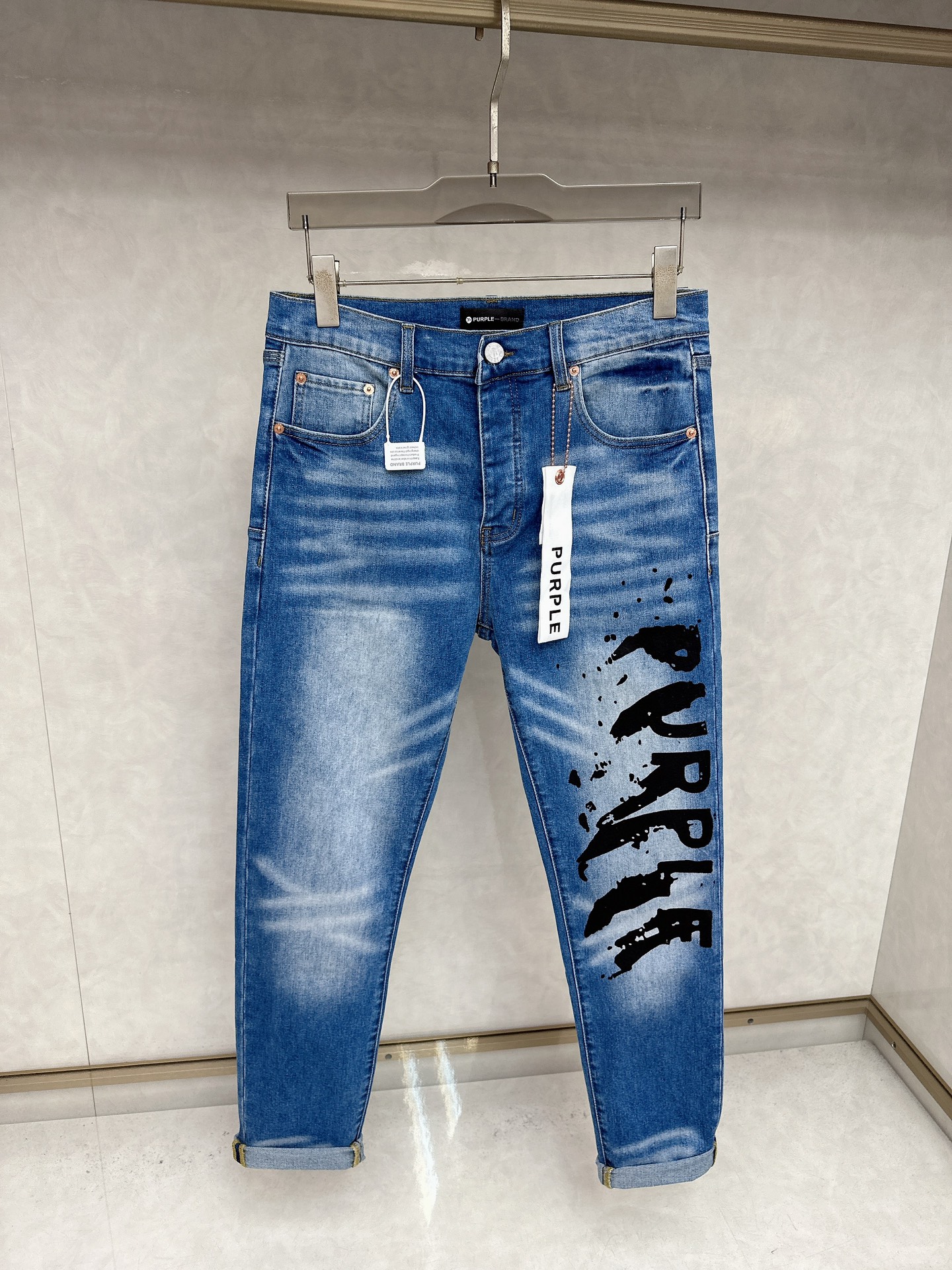  😊 2025秋冬🔥🔥新款现货上市，原单爆款牛仔裤👖超级定制款，原版五金，超级重工工艺，版型超赞👍细节做